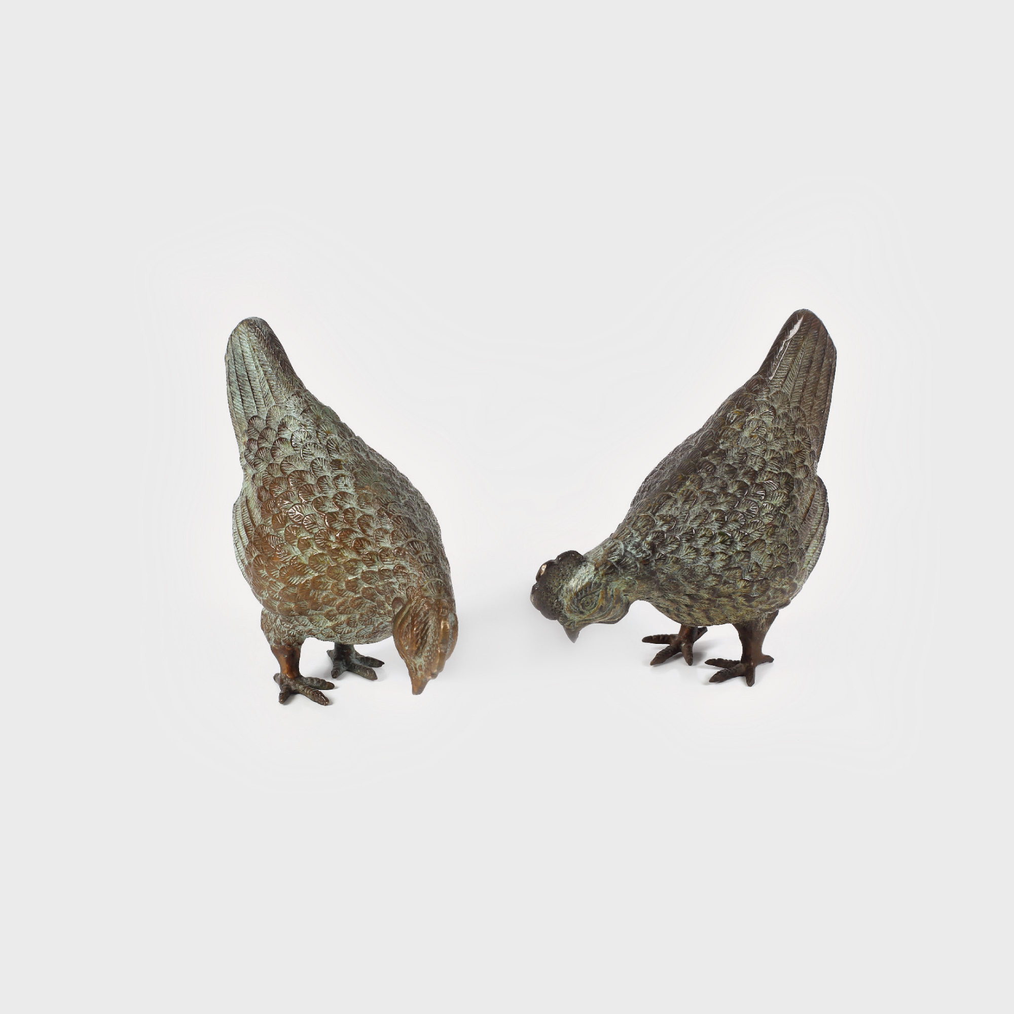 Pereche de figurine decorative din bronz, în formă de găini 