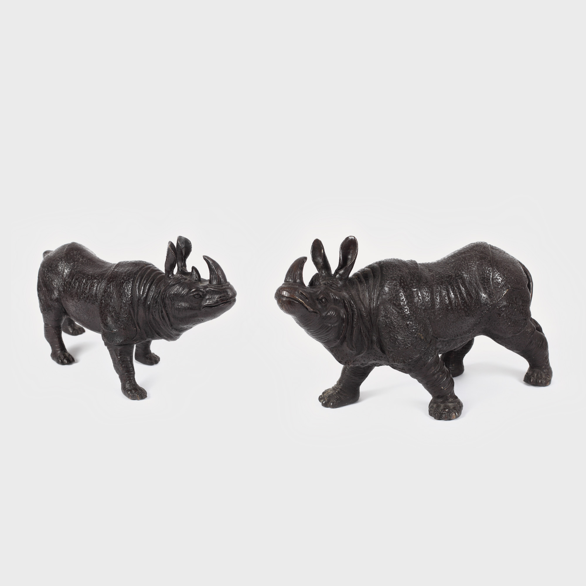 Pereche de statuete din bronz, figurând un rinocer și puiul său