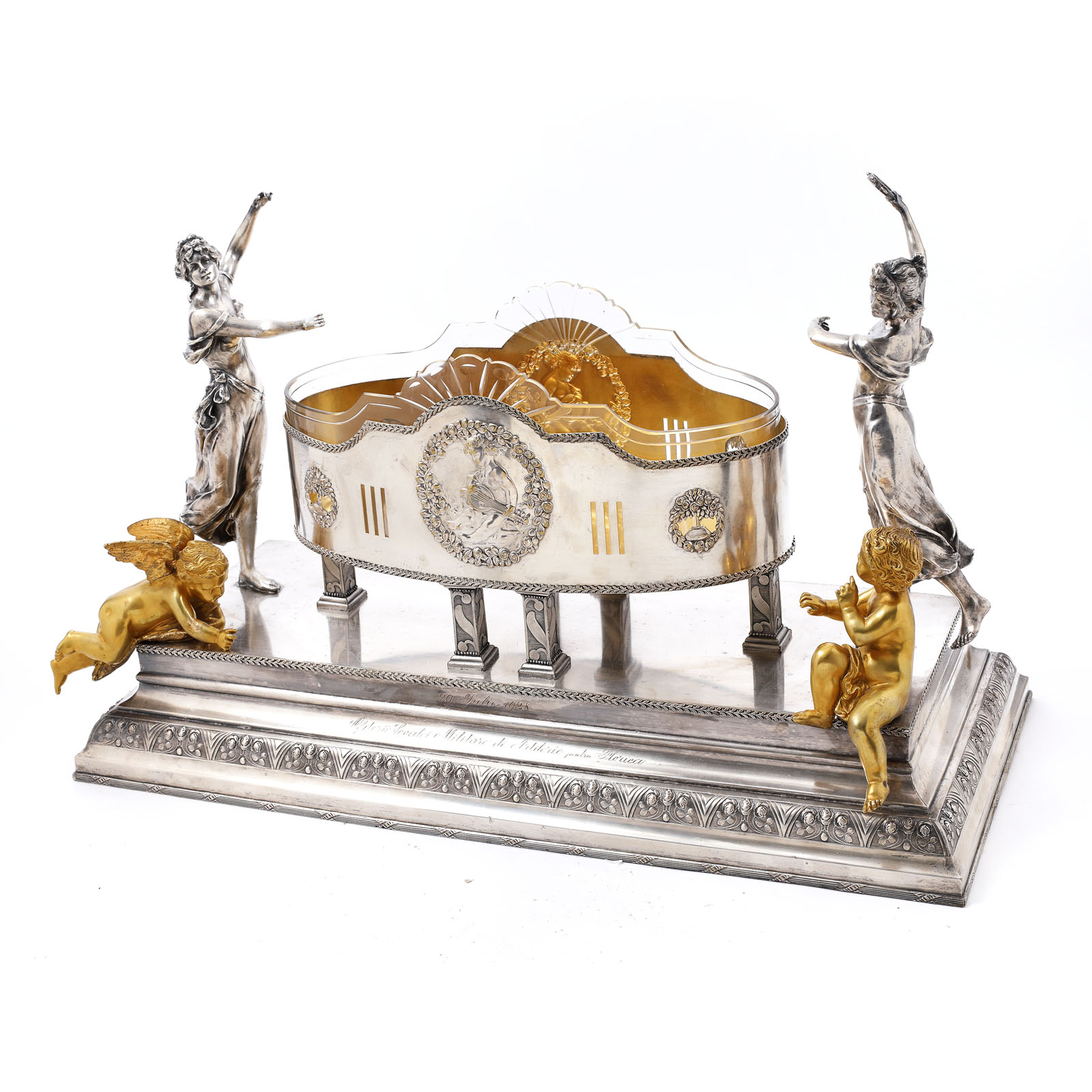 Surtout-de-table de inspirație Neo-Clasică, cu inscripție dedicatorie pentru domeniul familiei Brătianu, 1928