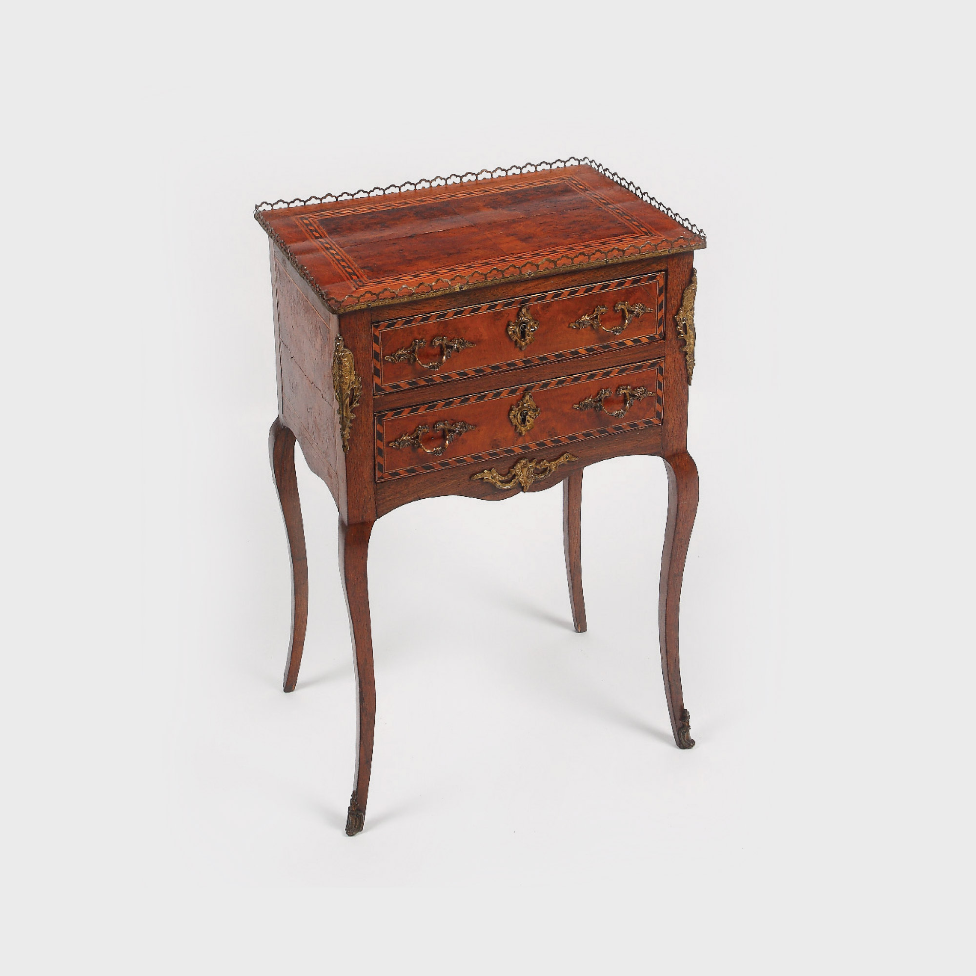 Comodă cu ornamentație de inspirație Louis XVI, din lemn de stejar și nuc, sfârșitul sec. XIX