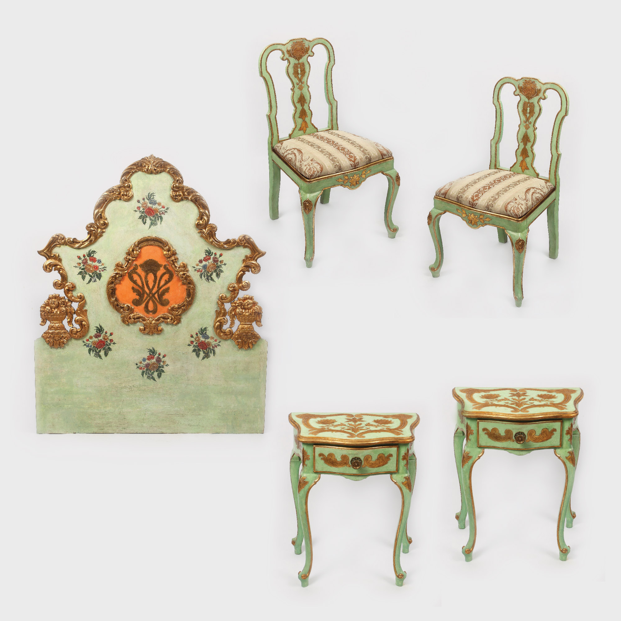 Garnitură decorată în manieră Rococo, formată din scaune, noptiere și tăblie pentru pat 