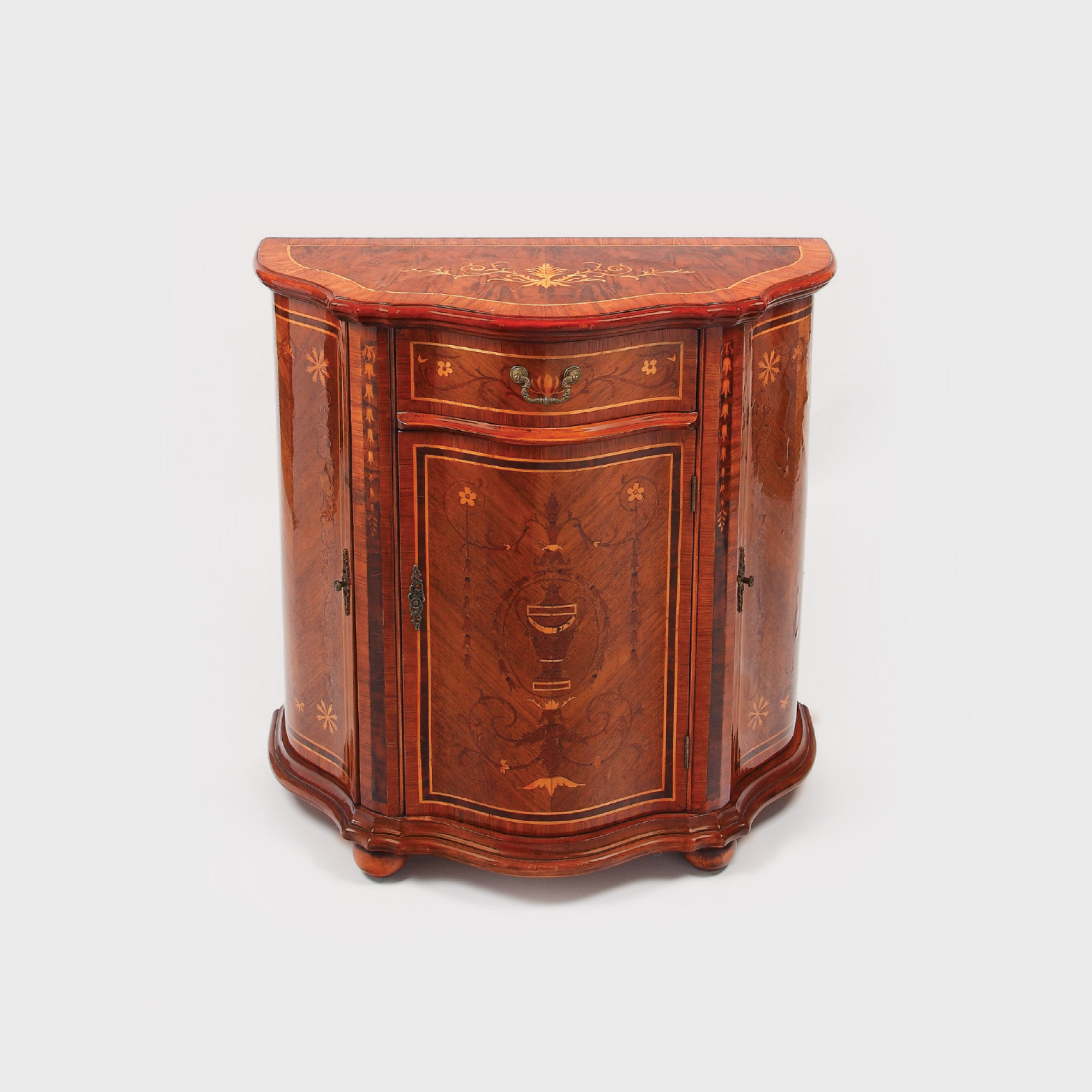 Comodă en arbalète, de inspirație Edwardiană, din lemn de nuc, începutul sec. XX