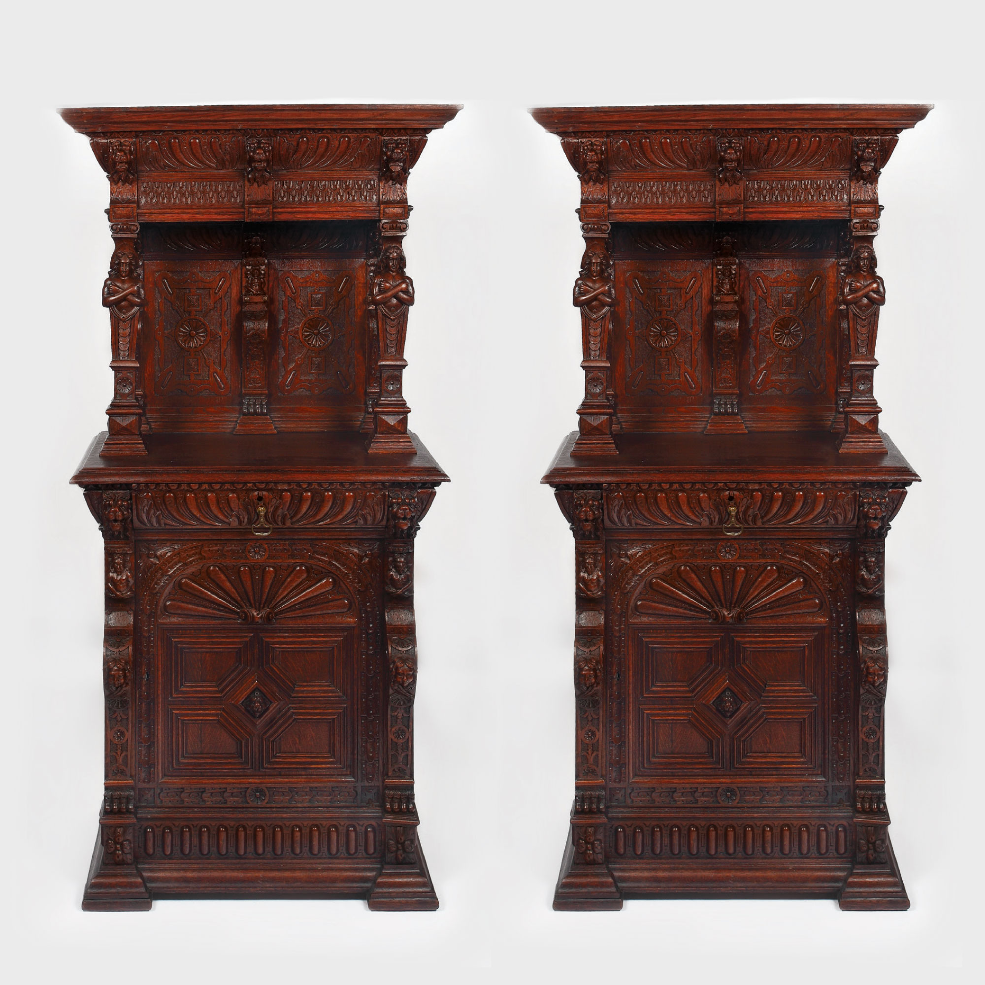 Monumentală pereche de dressoirs decorată în stil Historist, din lemn de stejar, sfârșitul sec. XIX