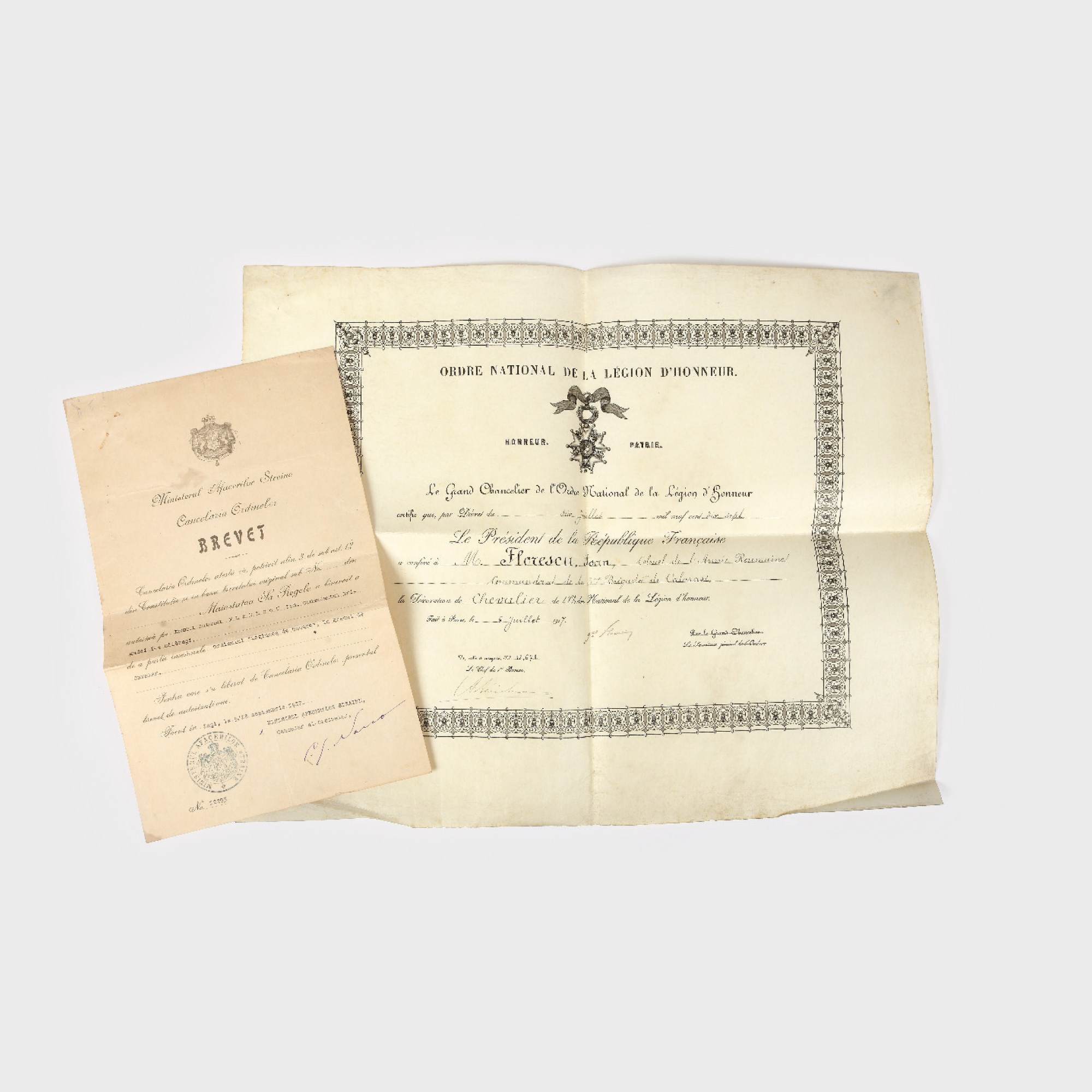Brevete de acordare a rangului de ”Cavaler al Ordinului Național Legiunea de Onoare” , către colonelul Ion Florescu, Comandantul Brigadei I Călărași, Paris, iulie 1917, respectiv Iași septembrie 1917