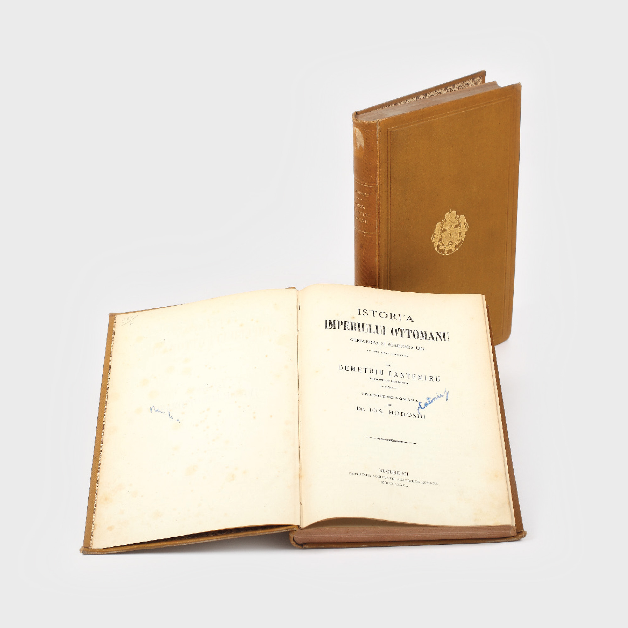 "Istoria Imperiului Otomanu", de Demetru Cantemiru, Bucuresci, 1876, 2 volume, exemplarele provin din biblioteca Regelui Carol I