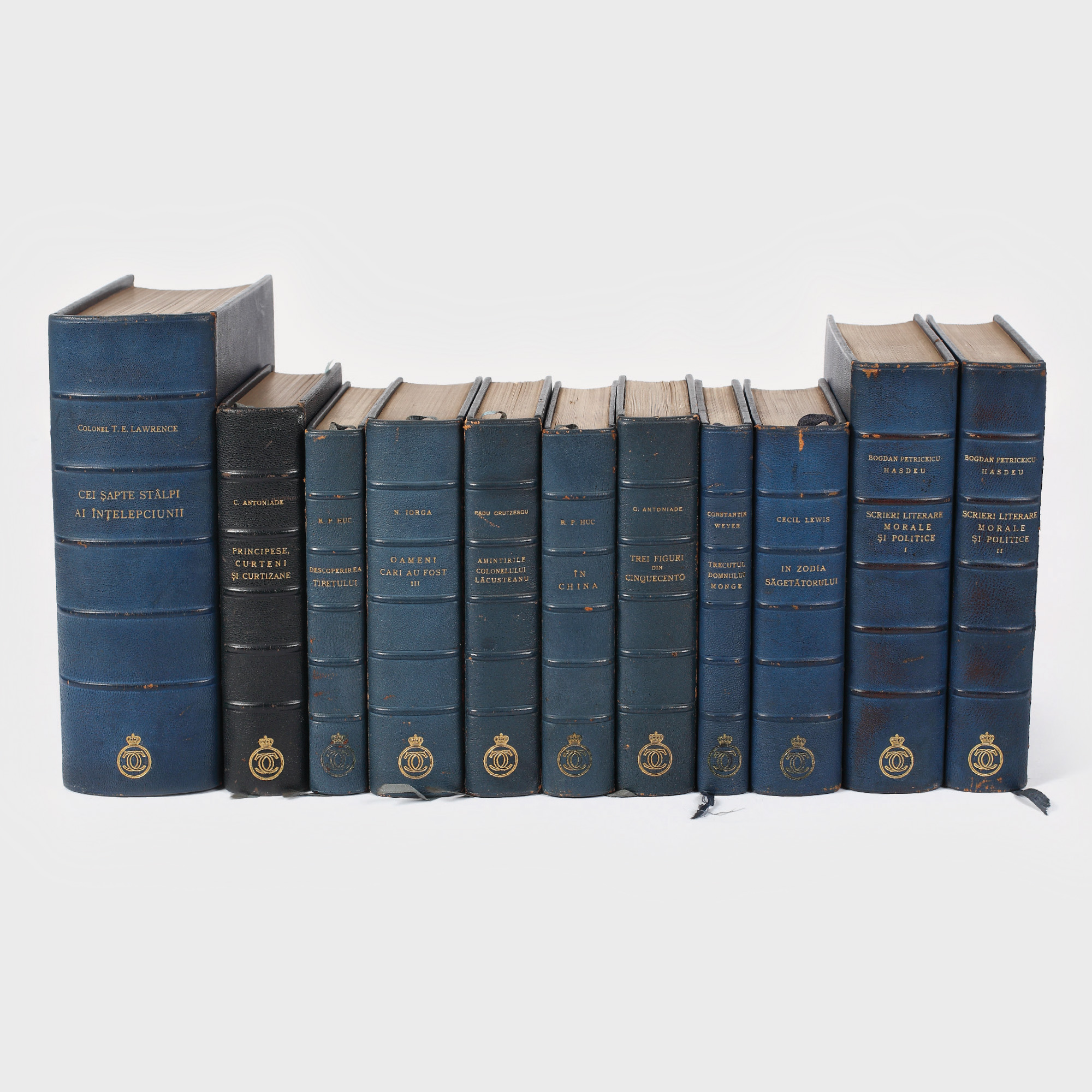 Lot format din 11 cărți editate de Fundația pentru Literatură și Artă "Regele Carol al II-lea" între anii 1934-1939, ediții de colecție, purtând pe cotor cifrul Regelui Carol al II-lea, tiraj restrâns (50 exemplare)