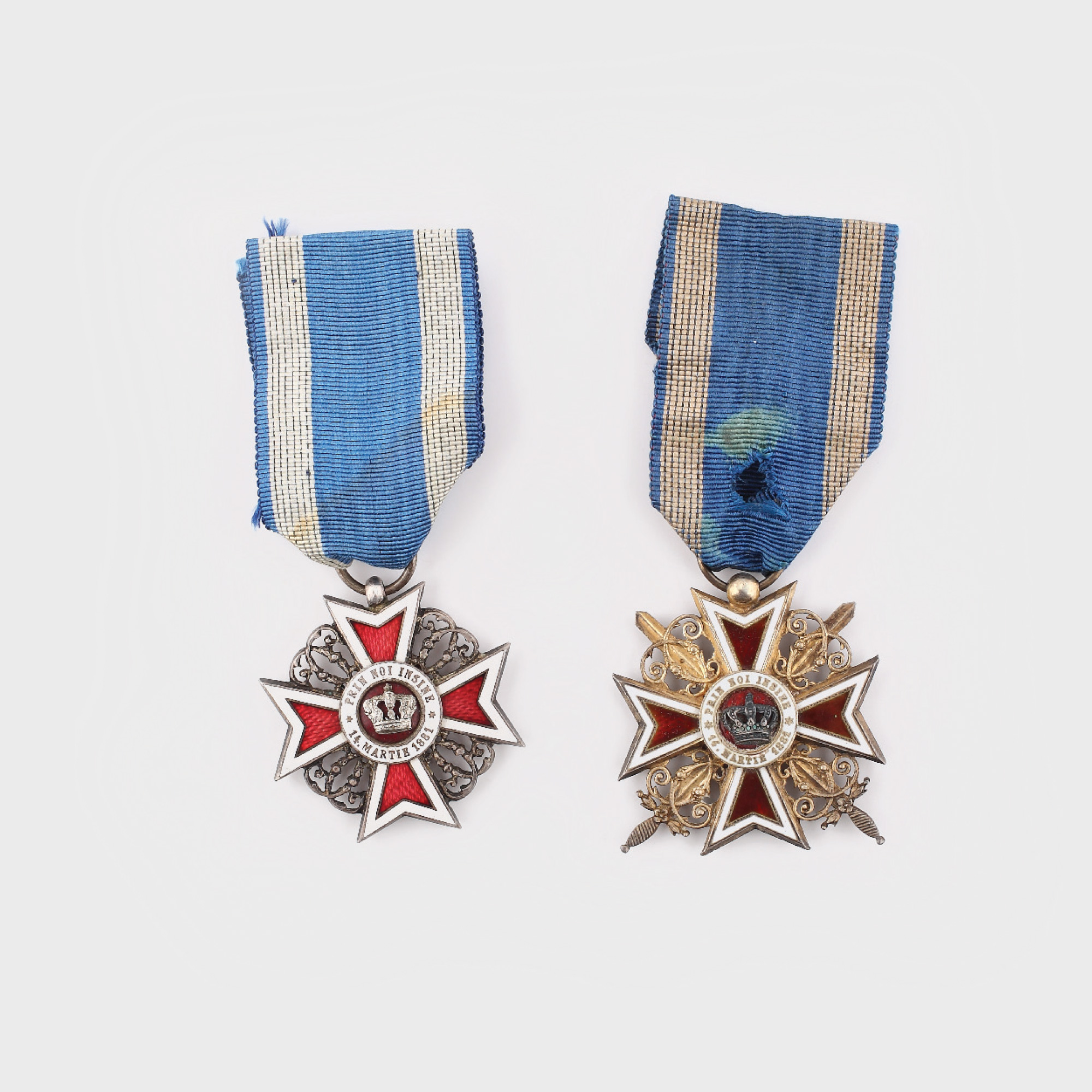 Lot format din 2 Ordine "Coroana României", în grade de cavaler, pe timp de pace şi de război, modelele 1932