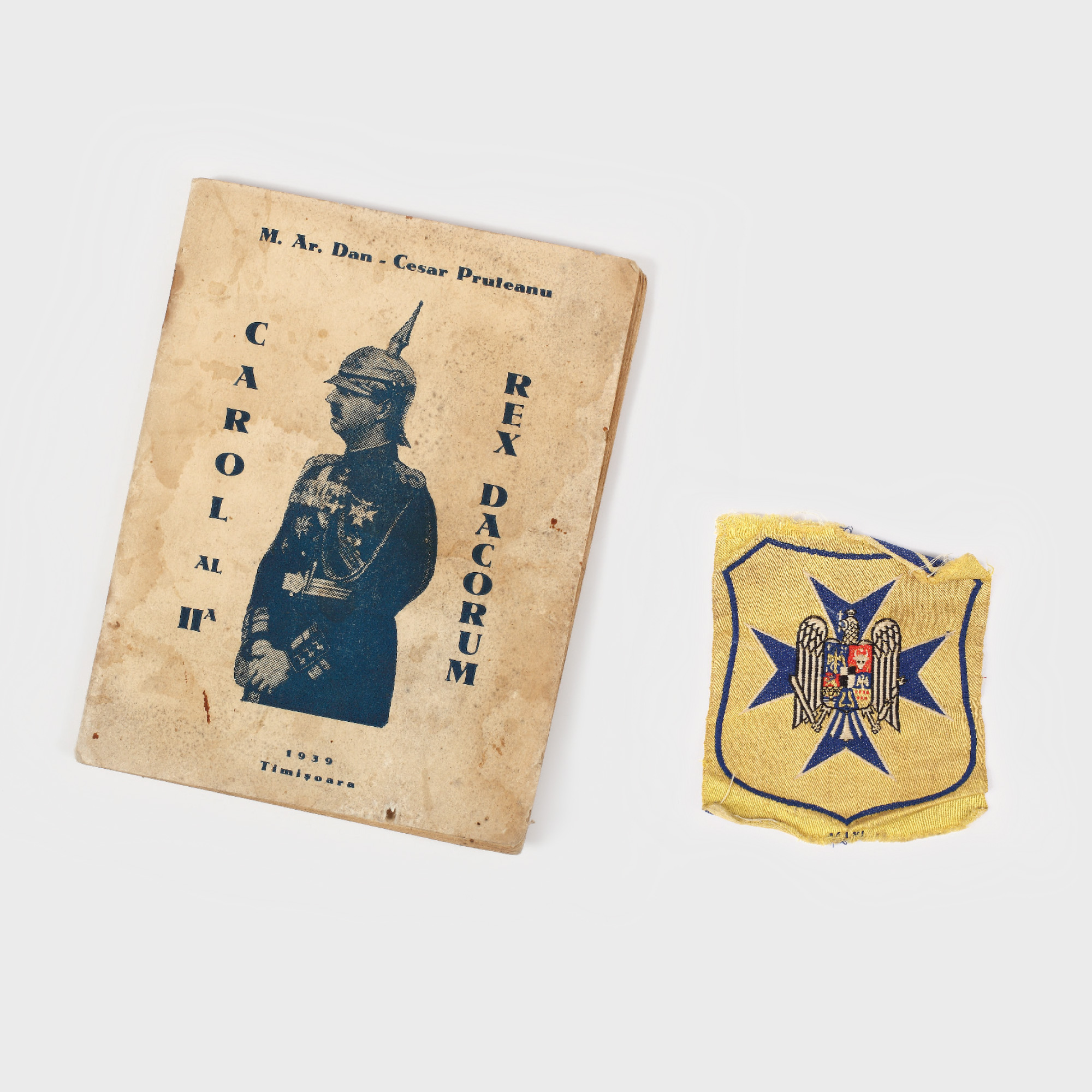 Lot format din emblemă de mătase "Pajura" și Carte de schițe Carol II Rex Dacorum, ambele însemne ale organizației ”Straja Țării”, 1939