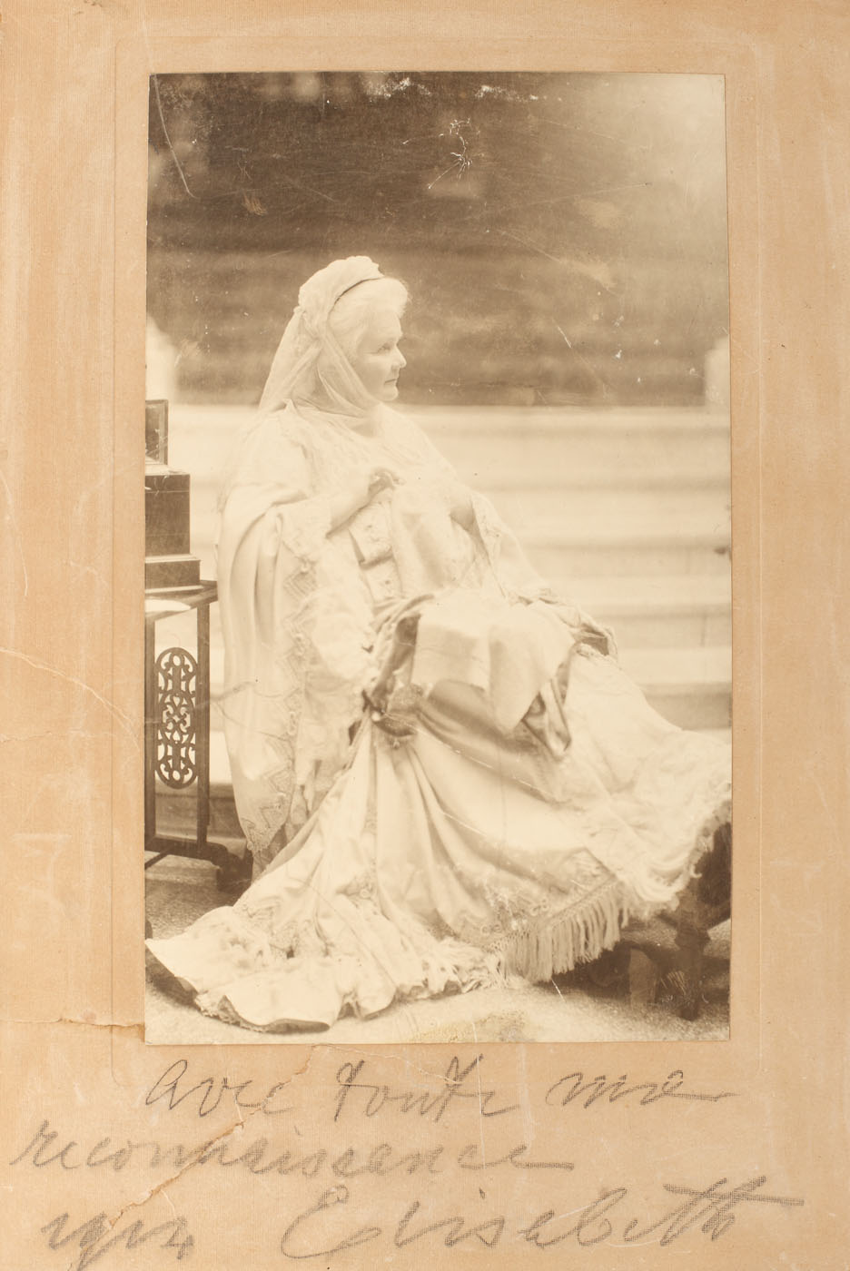 Fotografie a Reginei Elisabeta, dedicată olograf pe passepartout, fotograf Franz Mandy
