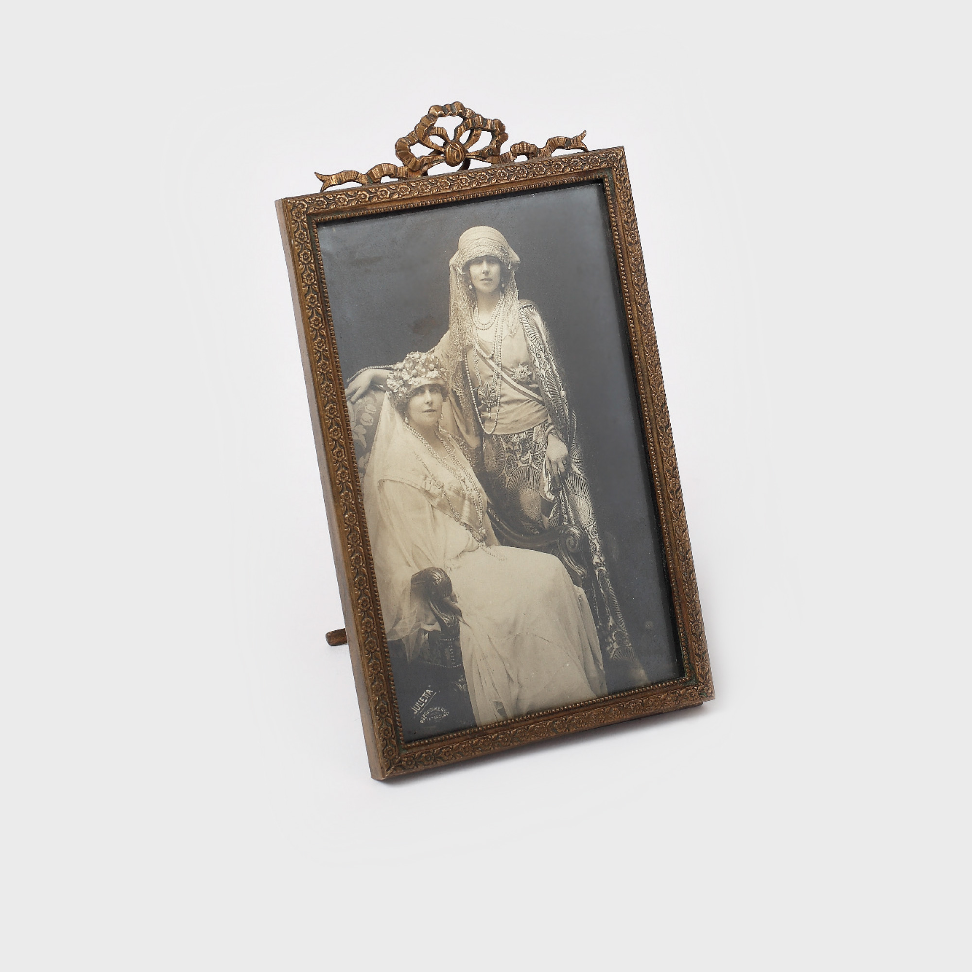 Fotografie a Reginei Maria și Principesei Ileana, în ramă de epocă