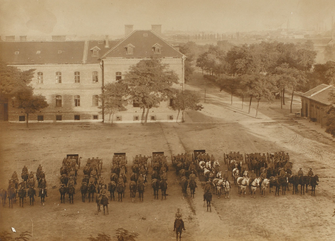 Fotografie a Armatei Române în timpul ocupării Budapestei, Regimentul 22 Artilerie la cazarma Andrassy, 1919