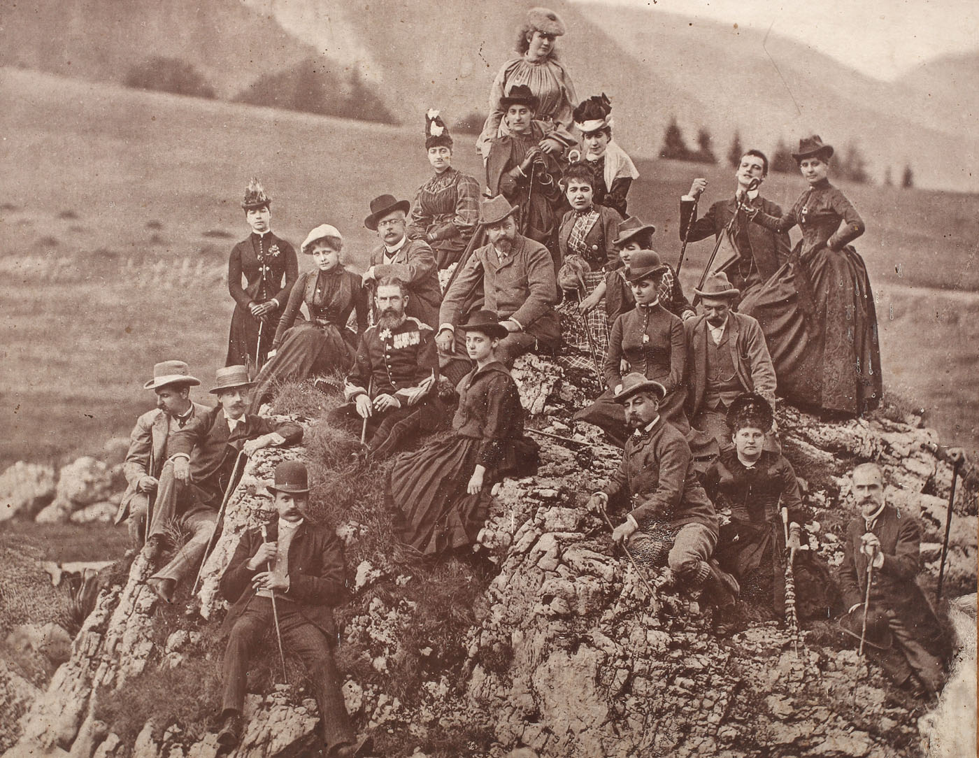 Fotografie a familiei regale, cu ocazia vizitei la Sinaia a Prințului de Wales, Albert Edward, viitorul Rege Edward al VII-lea, realizată în Poiana "Regina Elisabeta", de fotograful I.Jehalski (fotograf al Curții Regale), 1888, piesă rară de colecție