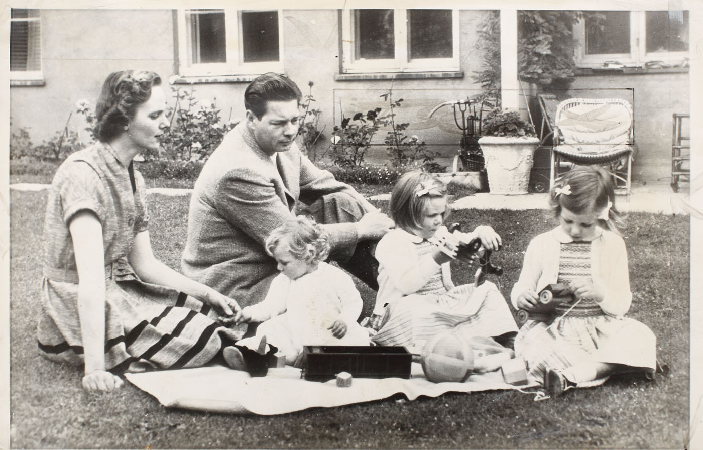 Fotografie de presă, Regele Mihai, Prințesa Ana și cele 3 fetițe (Irina, Elena și Margareta) în vacanță la Copenhaga, 1954