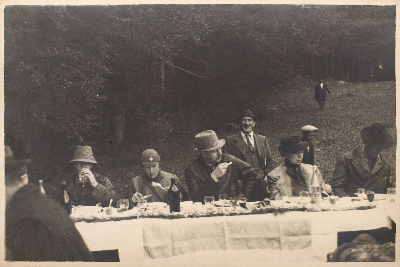 Fotografie reprezentându-i pe Martha Bibescu și Carol al II-lea luând o masă câmpenească