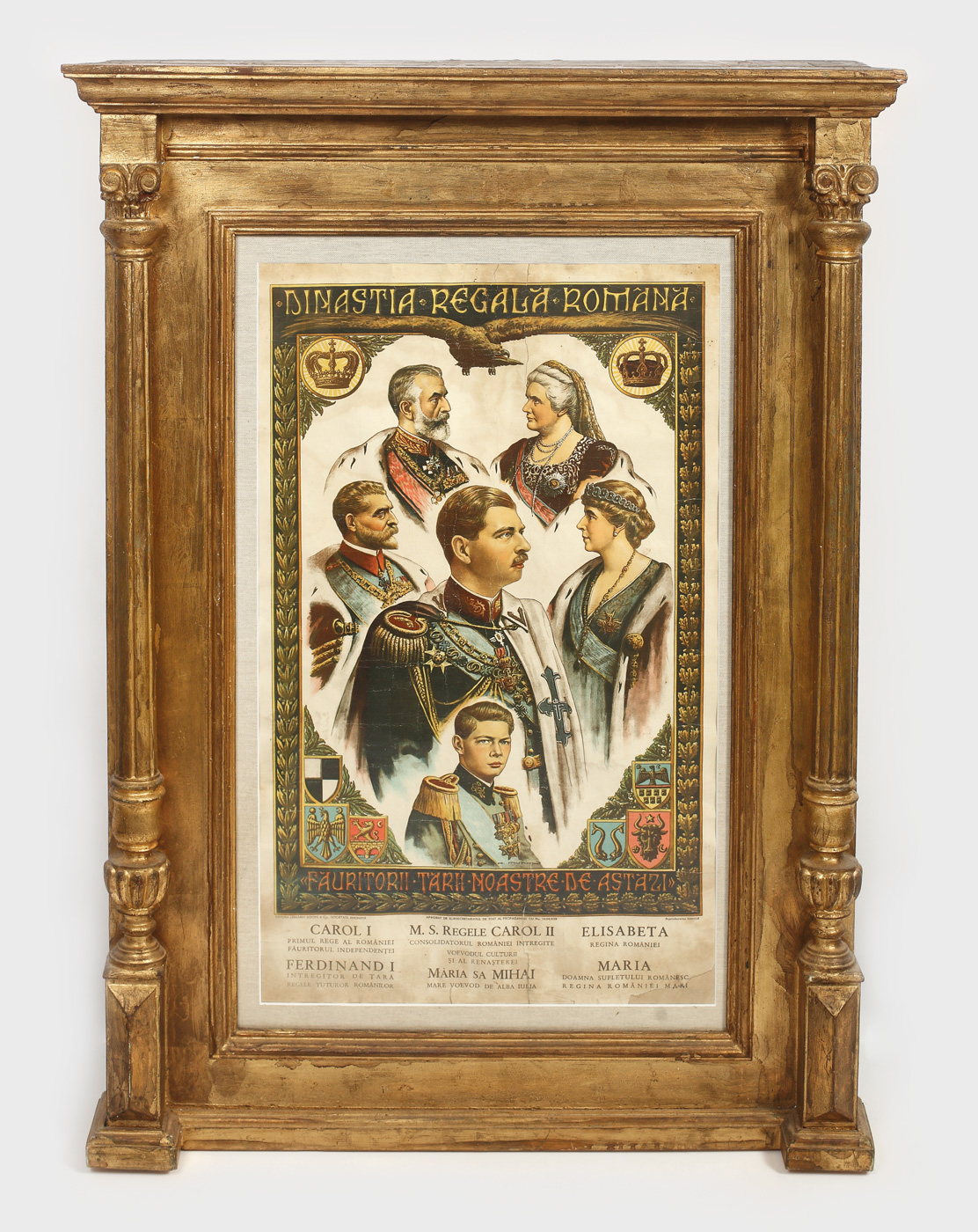 Portretul Familiei Regale a României, având în centru pe Regele Carol al II-lea îmbrăcat în ținută de Cavaler al Ordinului "Mihai Viteazul", cca. 1930, afişul poartă semnătura ilustratorului Ary Murnu