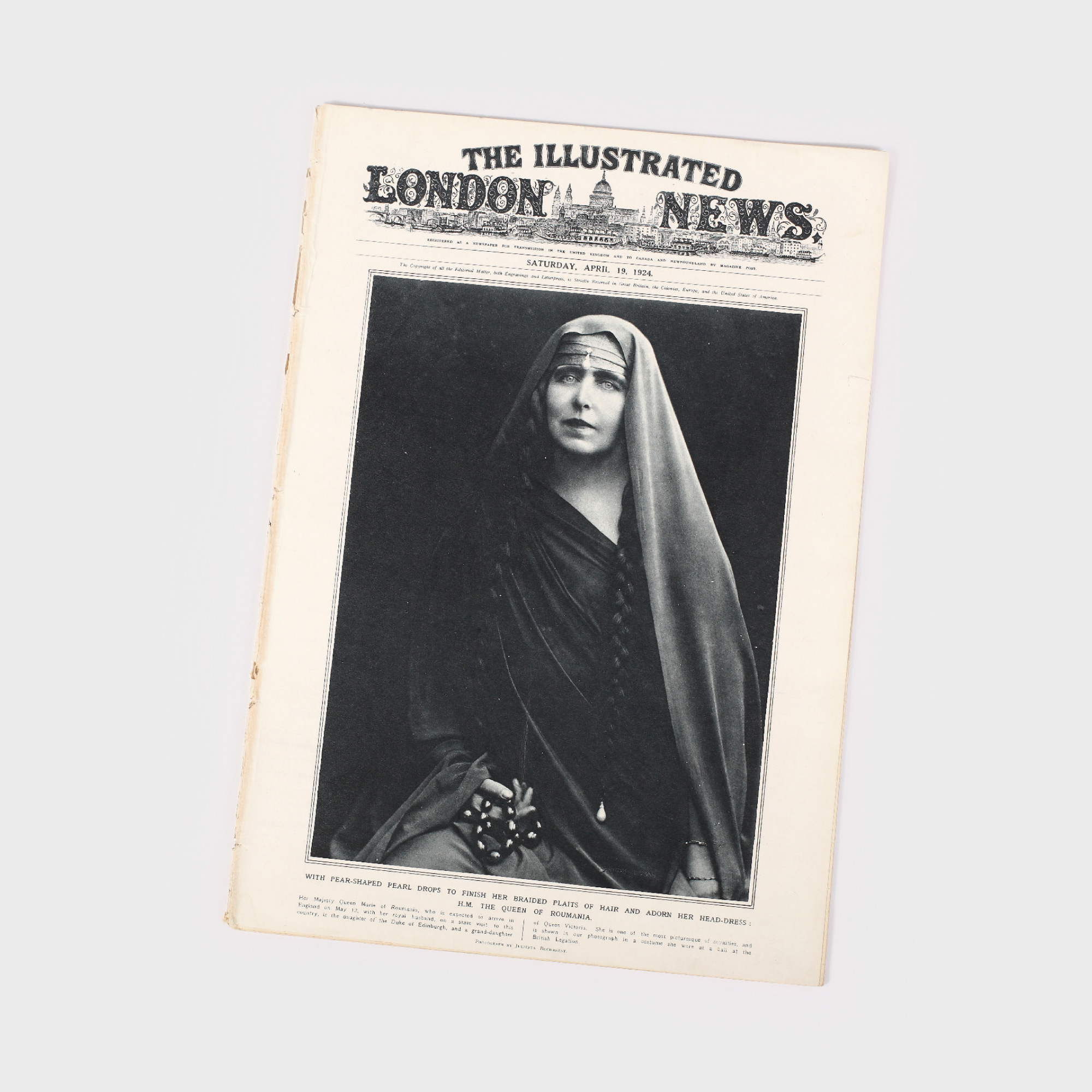 Revista "The Illustrated London News", pe copertă portretul Reginei Maria în costumul tradițional al cultului Bahá'í, 19 aprilie 1924