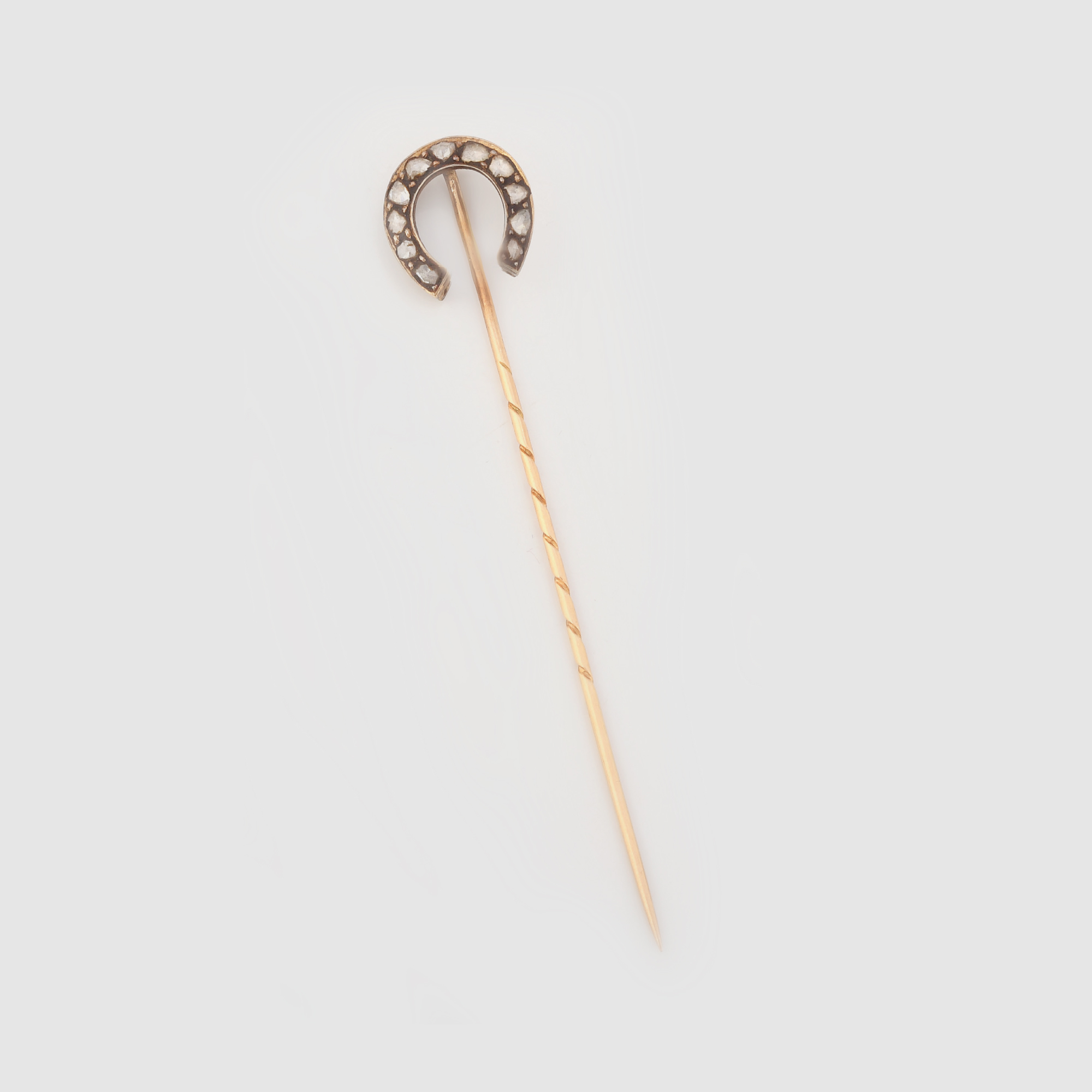 Pin pentru pălărie, din aur, decorat cu diamante dispuse în formă de potcoavă, cca. 1900