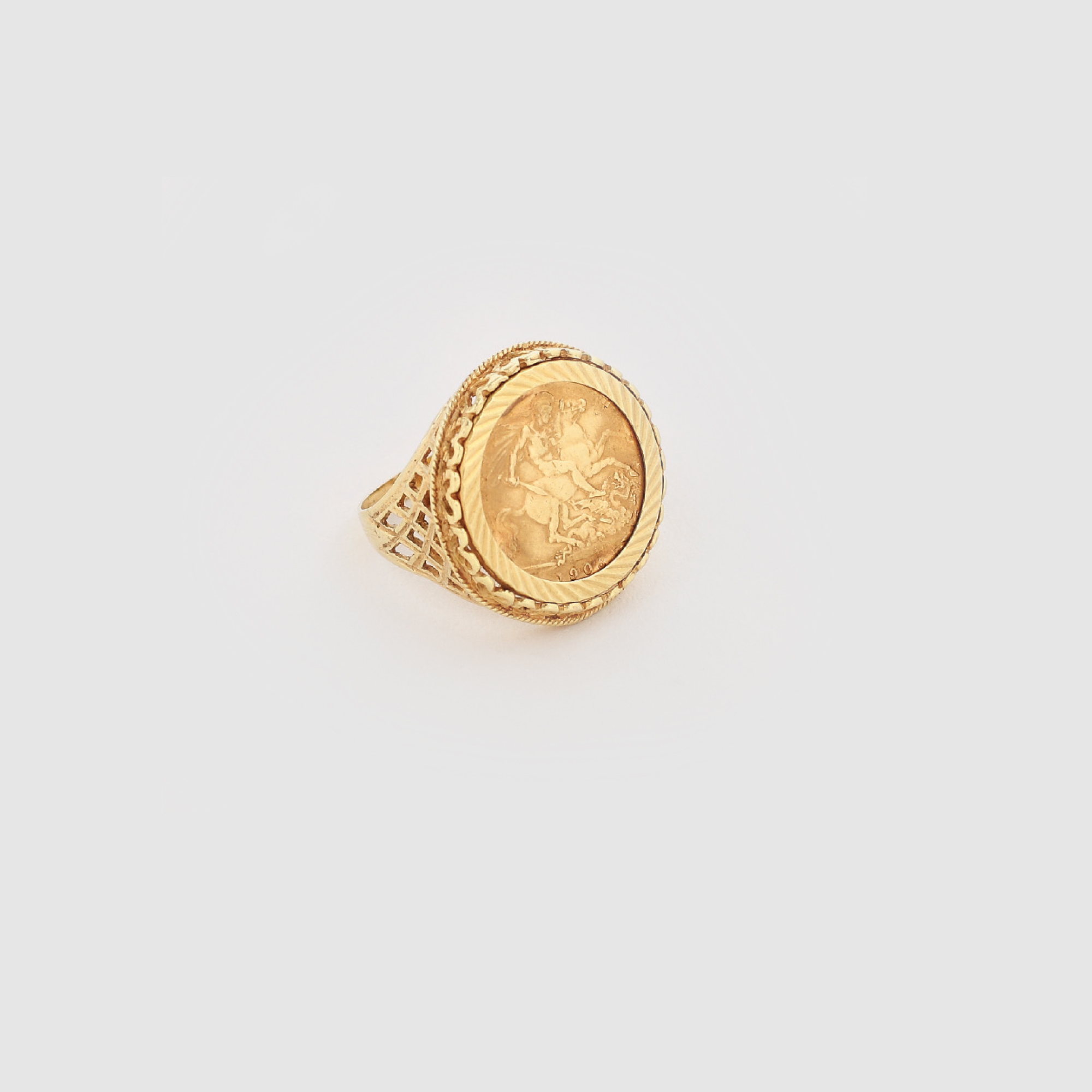 Inel din aur, ornat cu half sovereign din aur reprezentându-l pe Sfântul Gheorghe învingând balaurul, monedă din perioada lui Edward al VII-lea