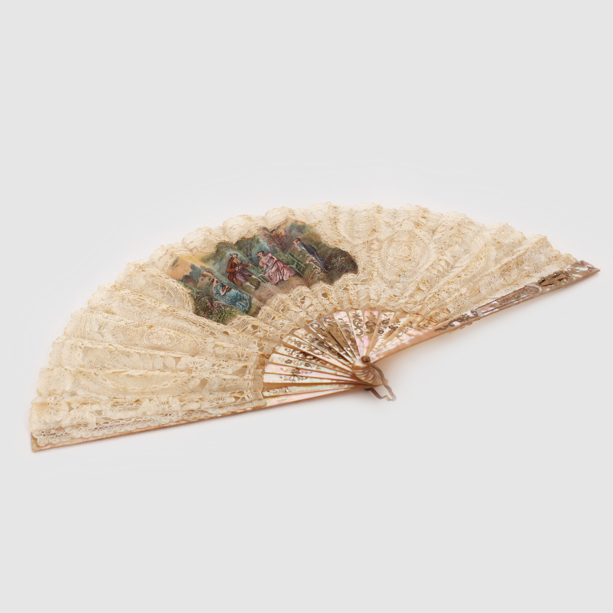Elegant evantai din sidef și dantelă, decorat cu scenă galantă, 1820-1850