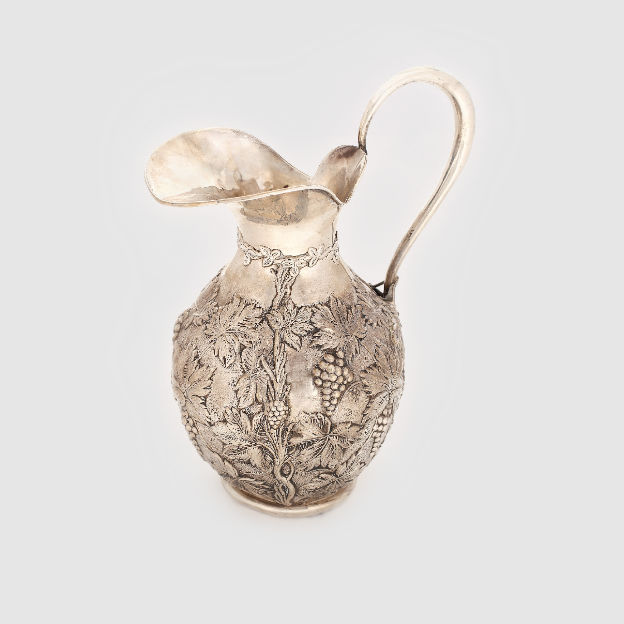 Carafă din argint, decorată au repoussé, cca. 1940