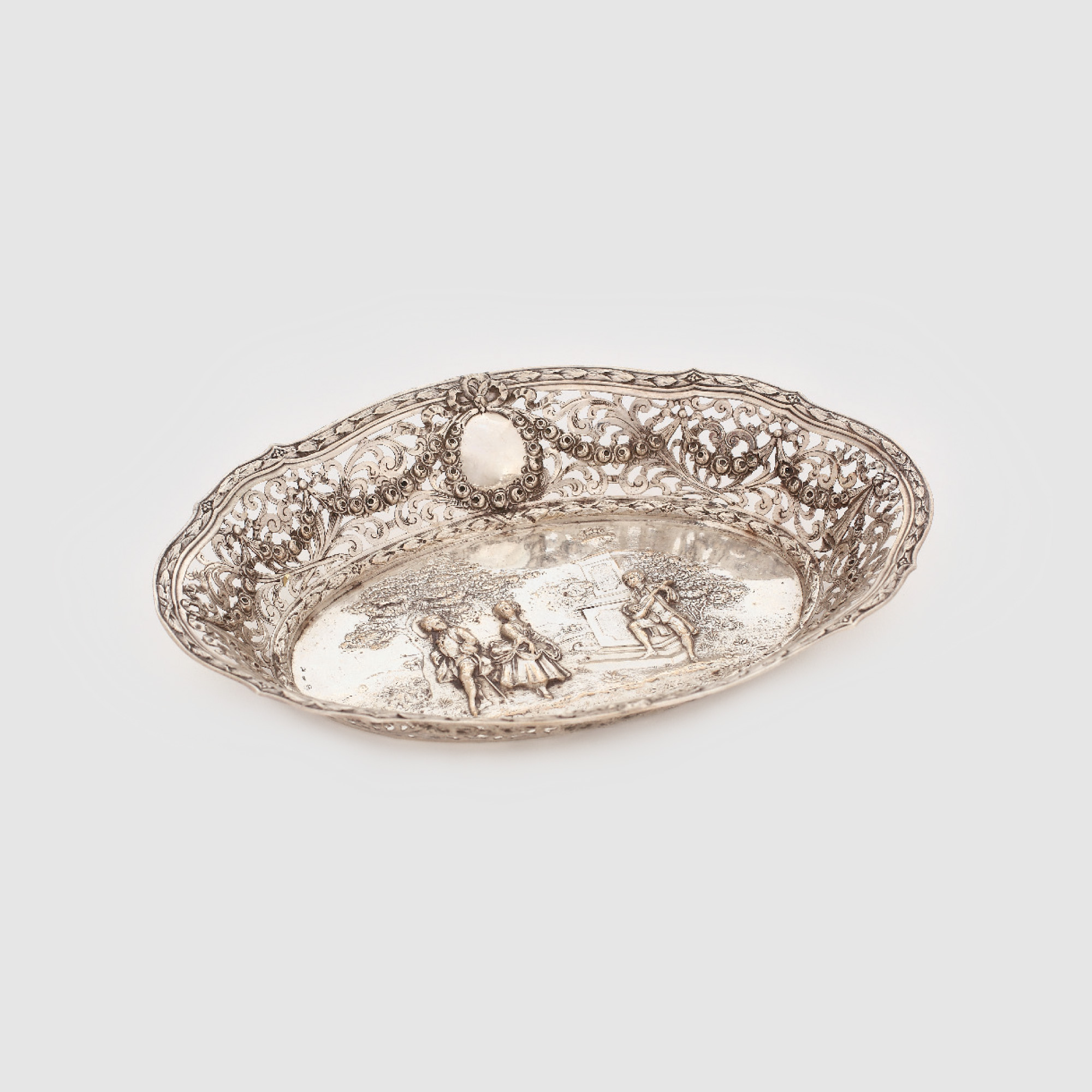 Coș din argint, pentru pâine, decorat cu scenă galantă, 1880-1890