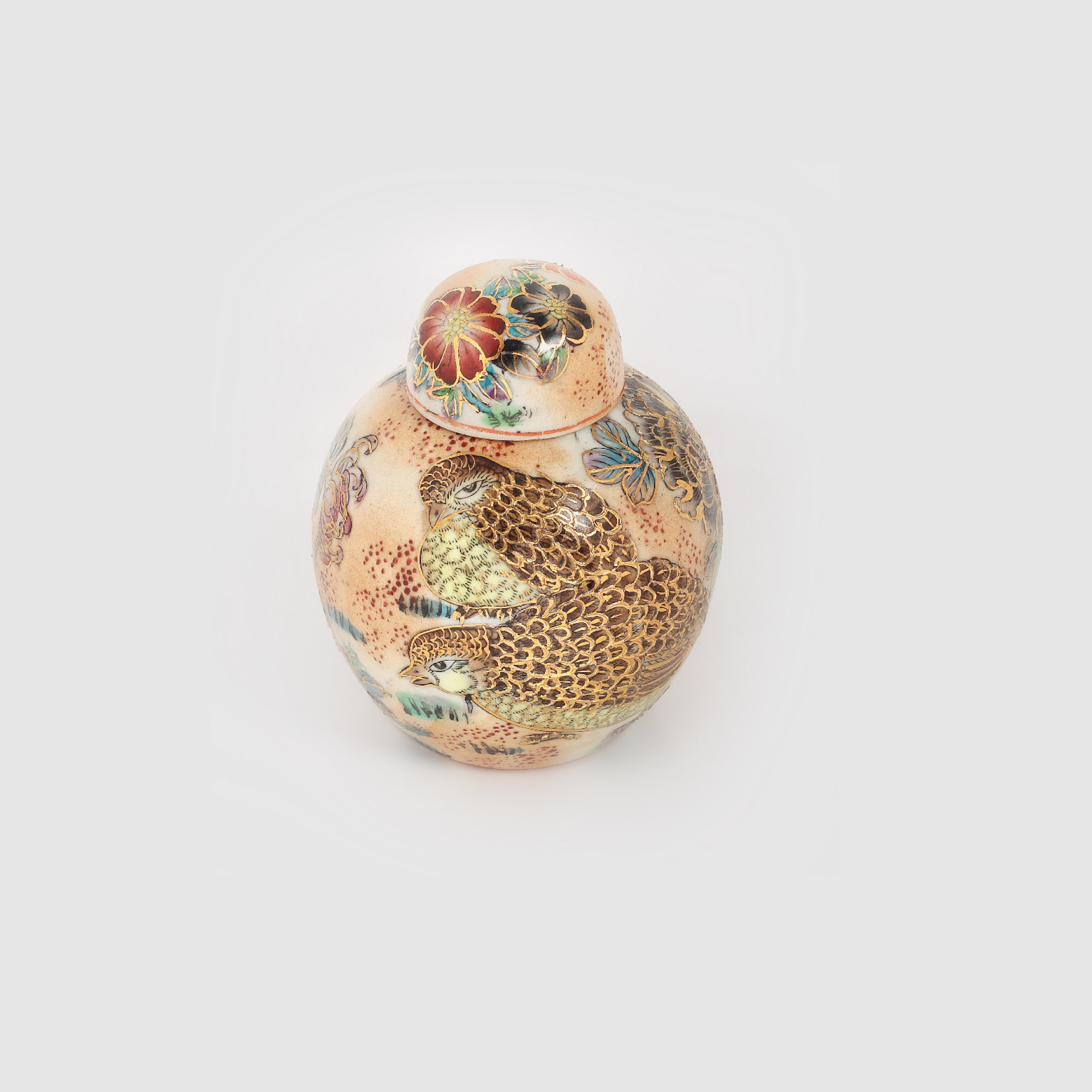 Vas din porțelan japonez, decorat cu email și aur coloidal, ce a aparţinut violoncelistului Cătălin Ilea