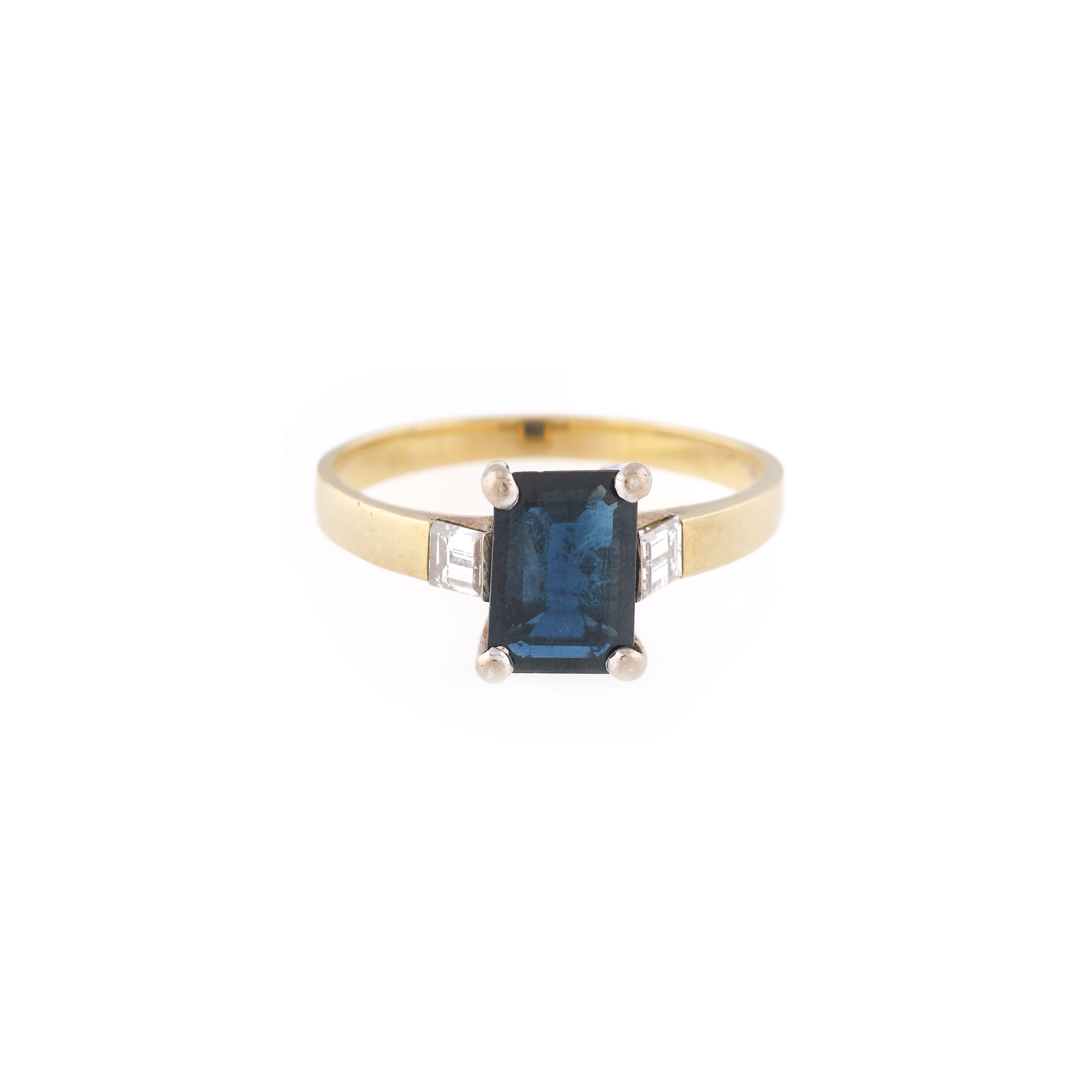 Inel din aur, decorat cu safir solitaire și pereche de diamante baghetă