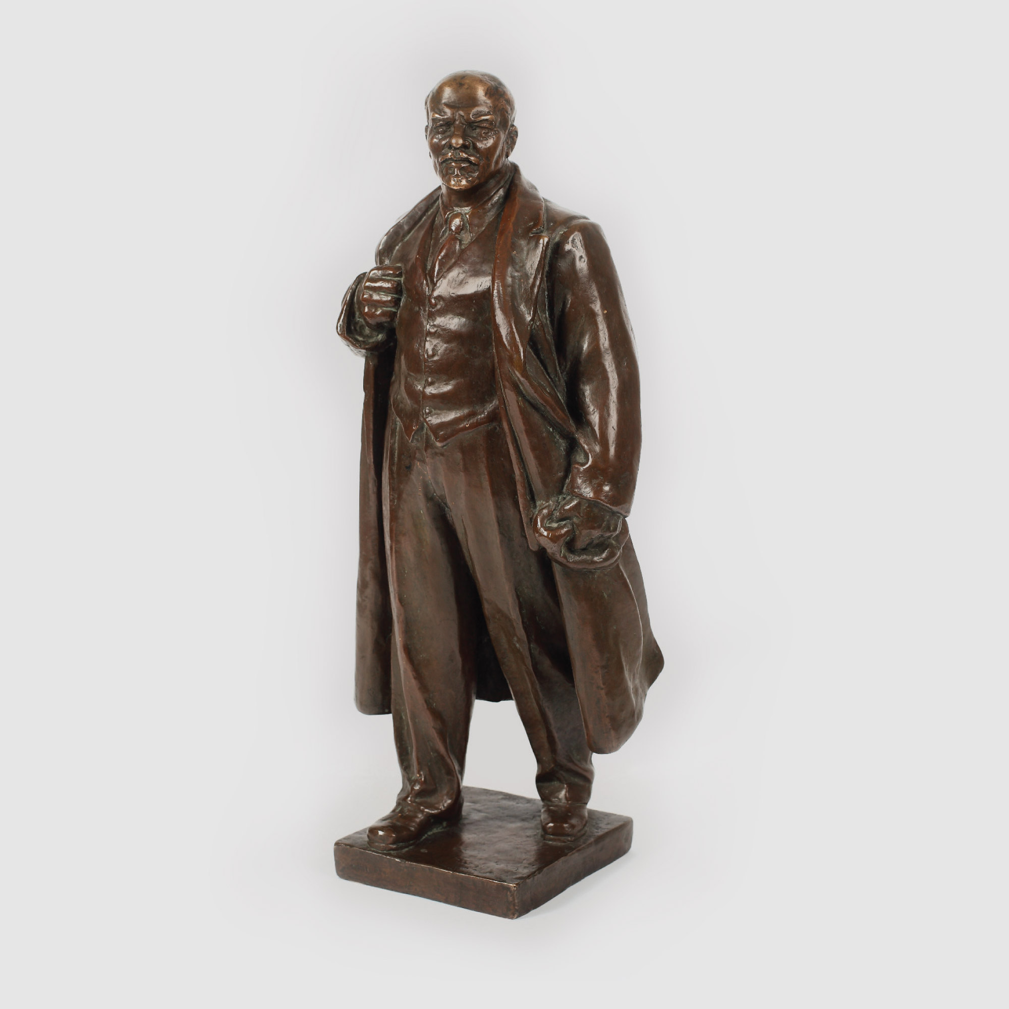 Lenin vorbind mulţimii