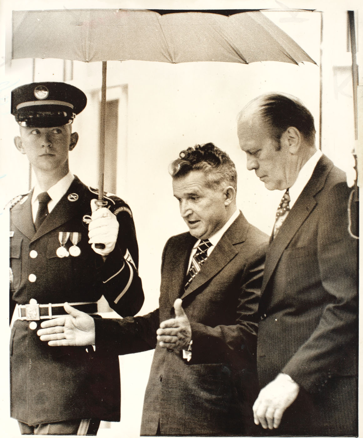 Fotografie de presă surprinzându-i pe Nicolae Ceauşescu şi pe Gerald Ford, în timpul vizitei din America, 16 iunie 1975