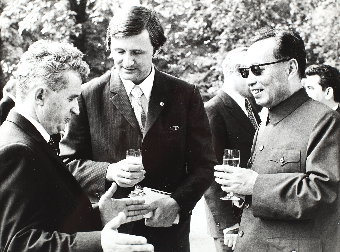 Fotografie de presă surprinzându-i pe Nicolae Ceauşescu şi pe ambasadorul Republicii Populare Chineze, Wang Ju-tien, la Bonn, 26 iunie 1973