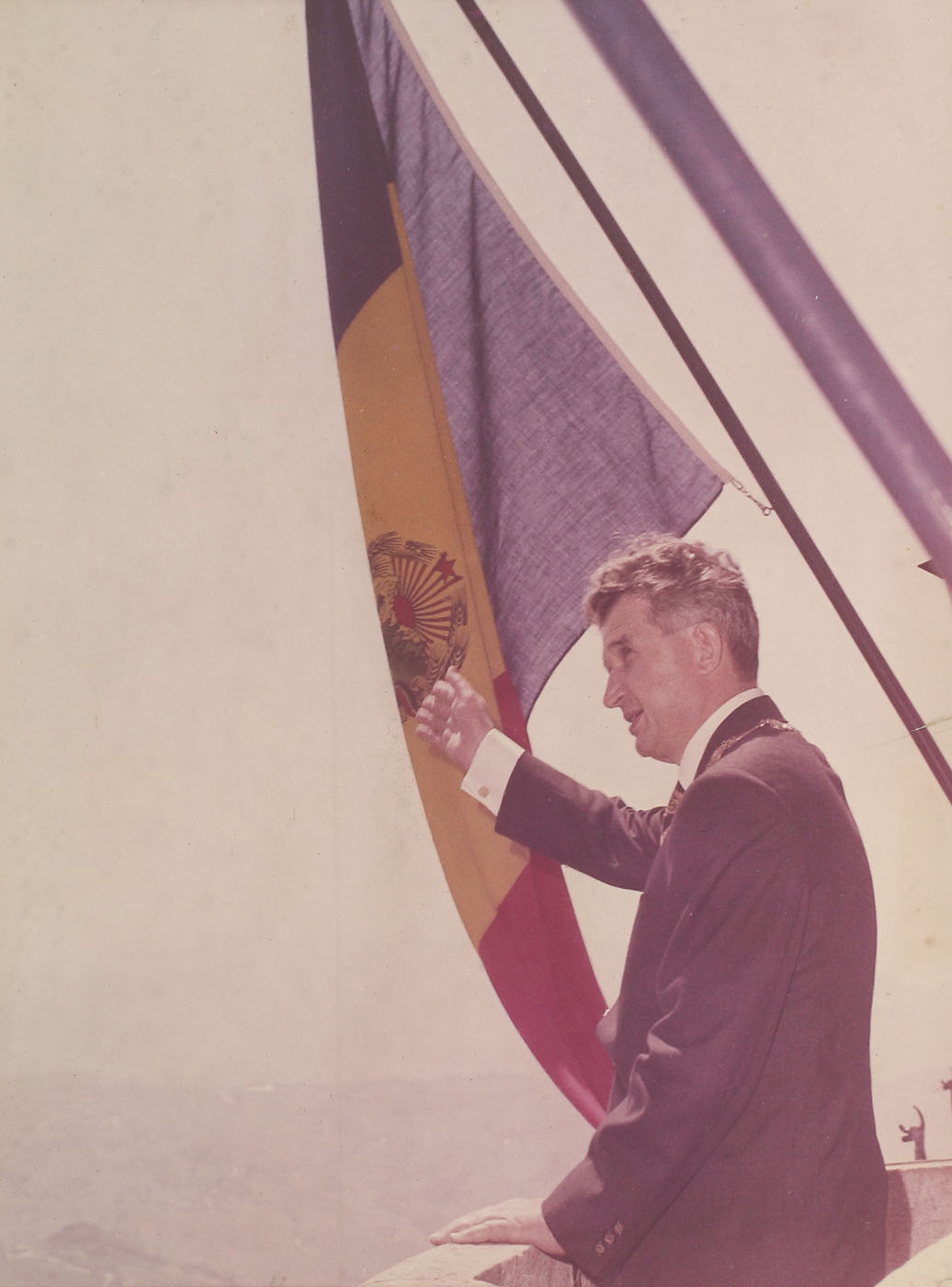 Fotografie din timpul unui discurs al lui Nicolae Ceaușescu, de la balconul C.C., având pe fundal steagul R.S.R., provine din reşedinţa familiei Ceauşescu