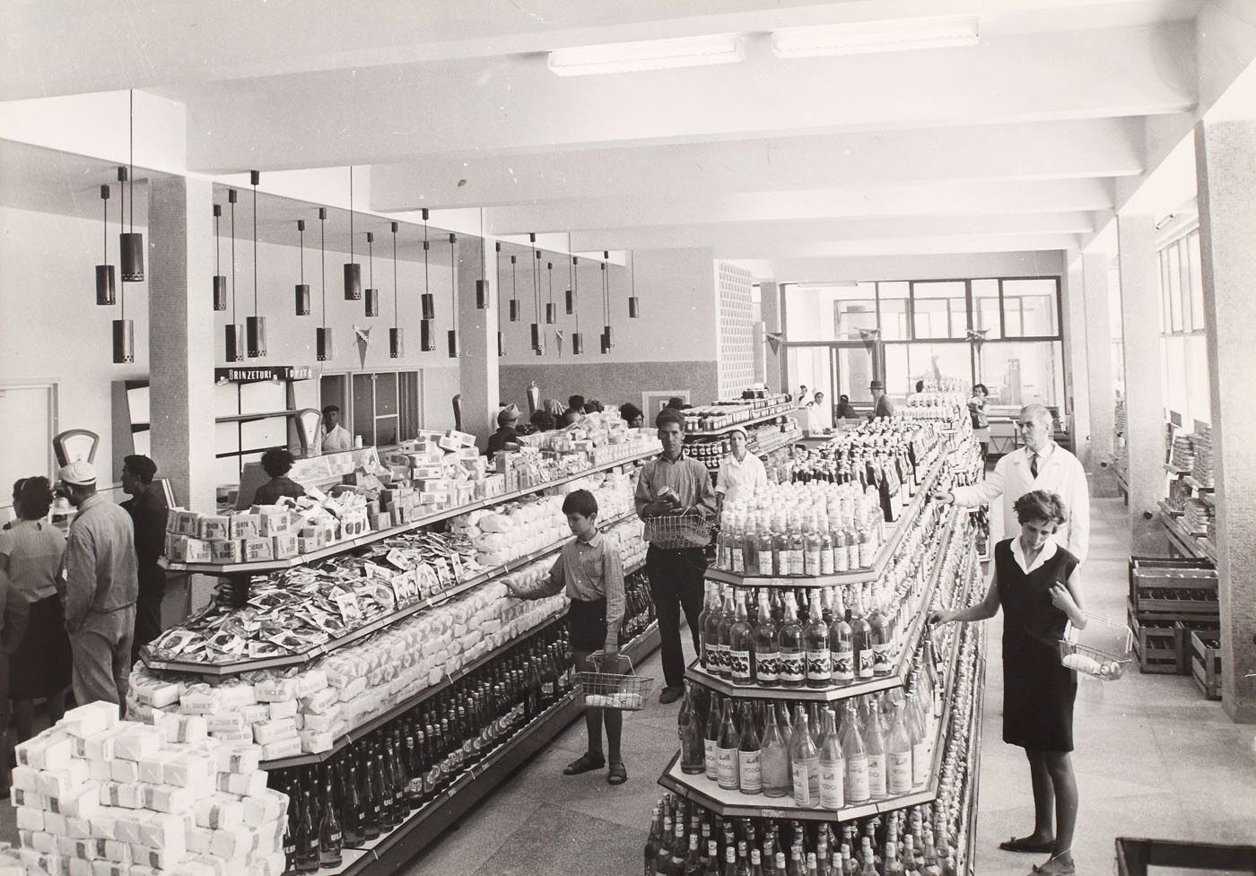 Fotografie de propagandă a unui magazin alimentar din Republica Socialistă România, anii 1980