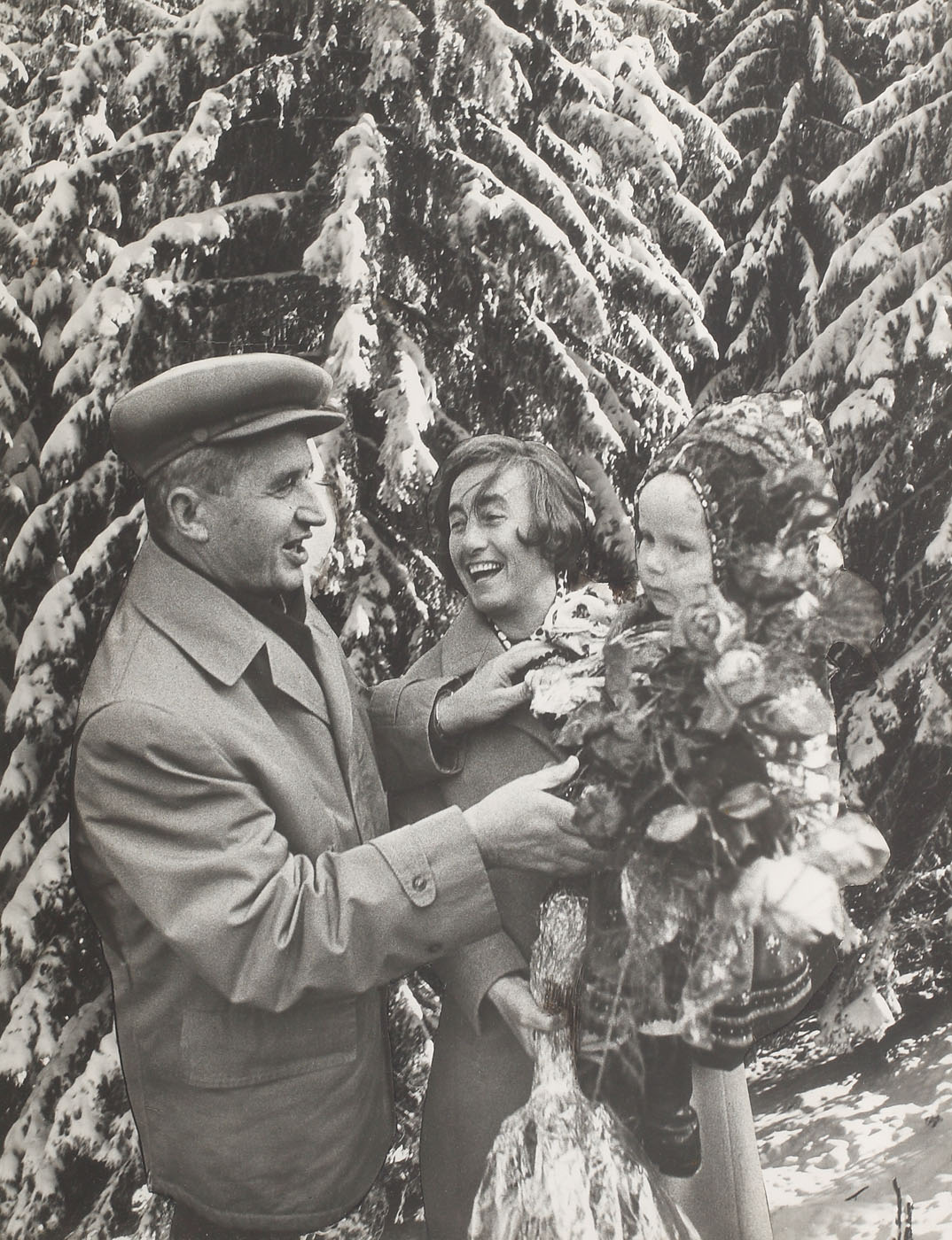 Fotografie-colaj a cuplului Ceaușescu, ținând în brațe un copil, provine din reşedinţa familiei Ceauşescu