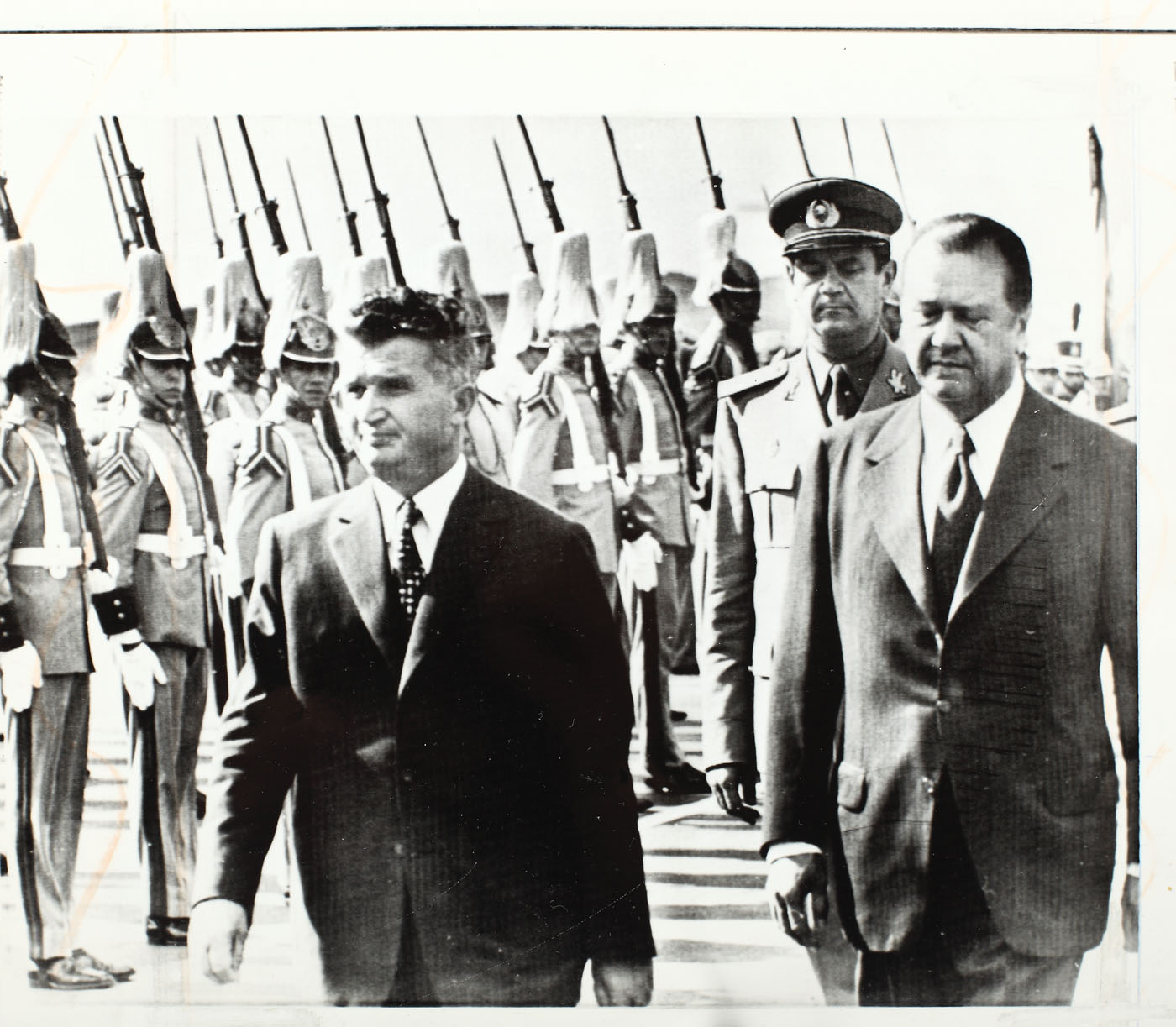 Fotografie de presă surprinzându-l pe Nicolae Ceauşescu întâmpinat oficial de preşedintele Venezuelei, Rafael Caldera la Caracas, 6 septembrie 1973