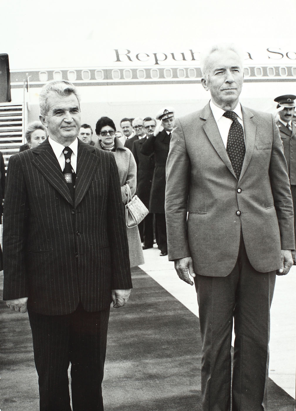 Fotografie de presă surprinzându-l pe Nicolae Ceauşescu întâmpinat oficial de preşedintele Iugoslaviei, Cvijetin Mijatocicin la Belgrad, 3 noiembrie 1980