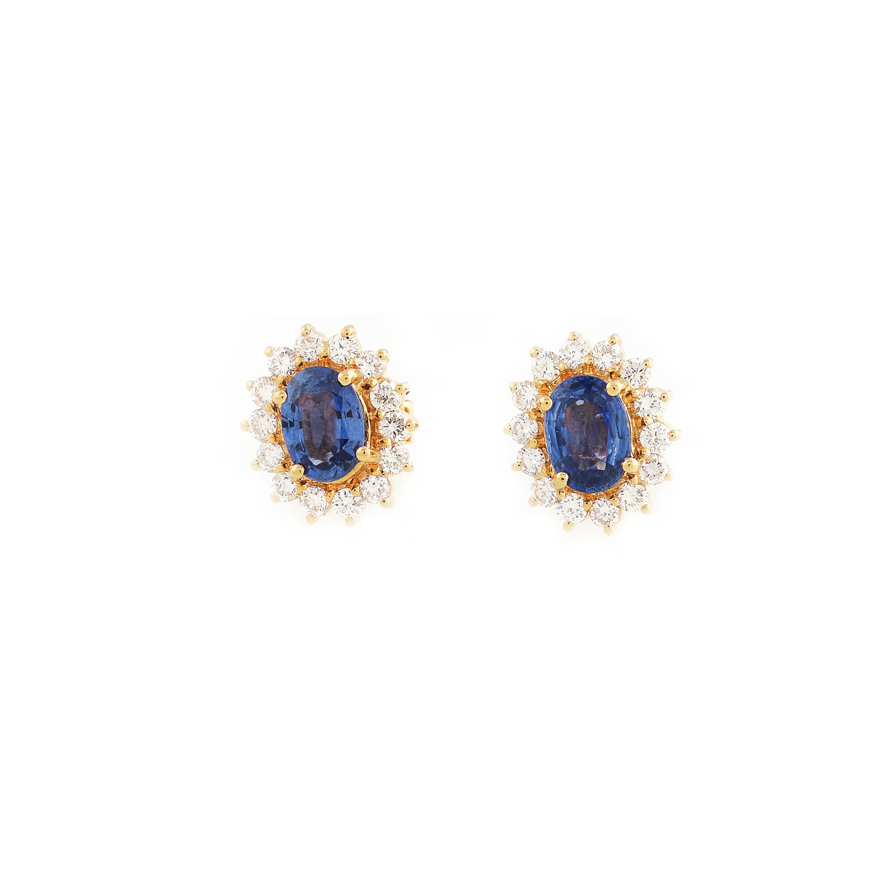Pereche de cercei din aur, ornată cu safire și diamante dispuse în model floral