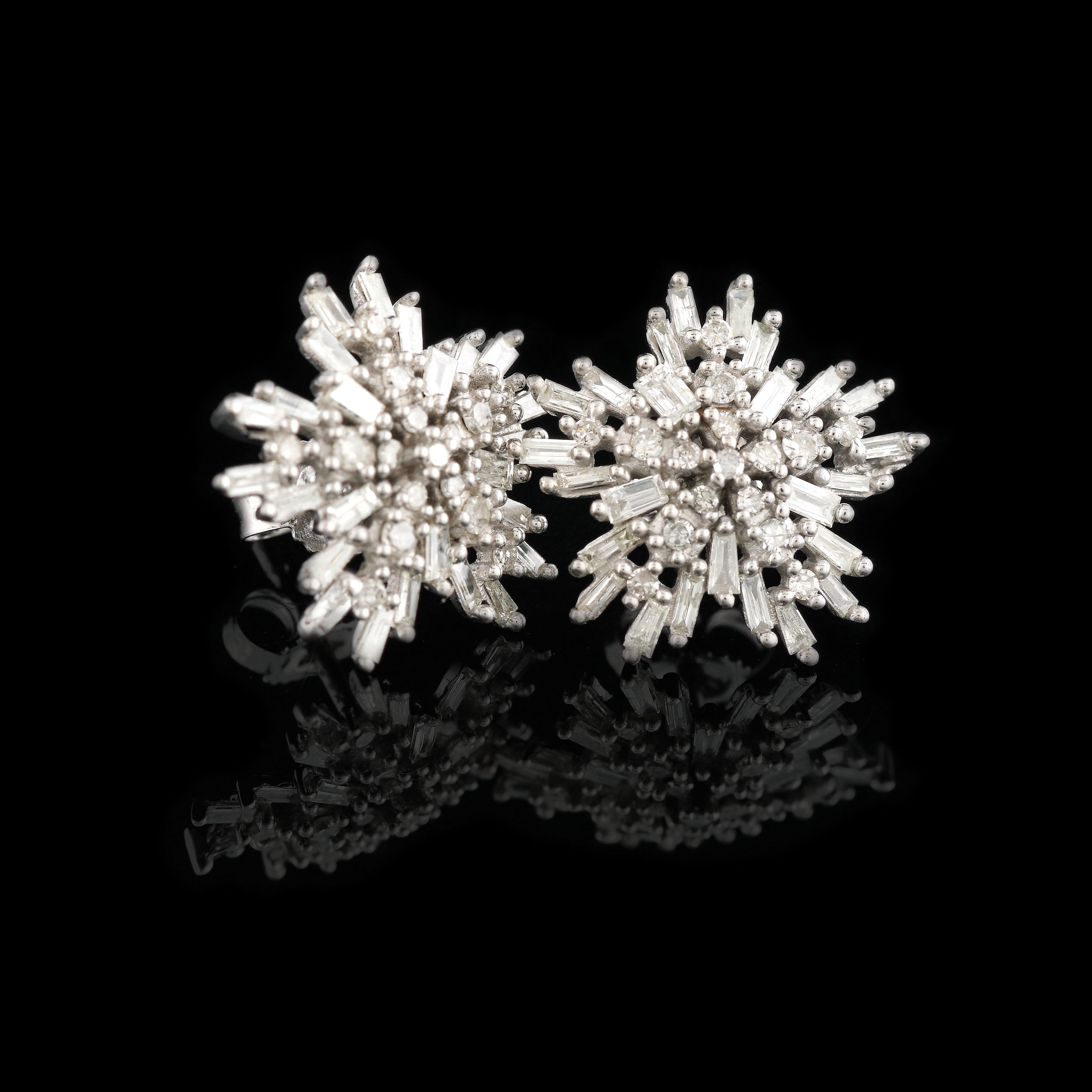”Snowflakes” - pereche de cercei din aur alb, decorată cu diamante