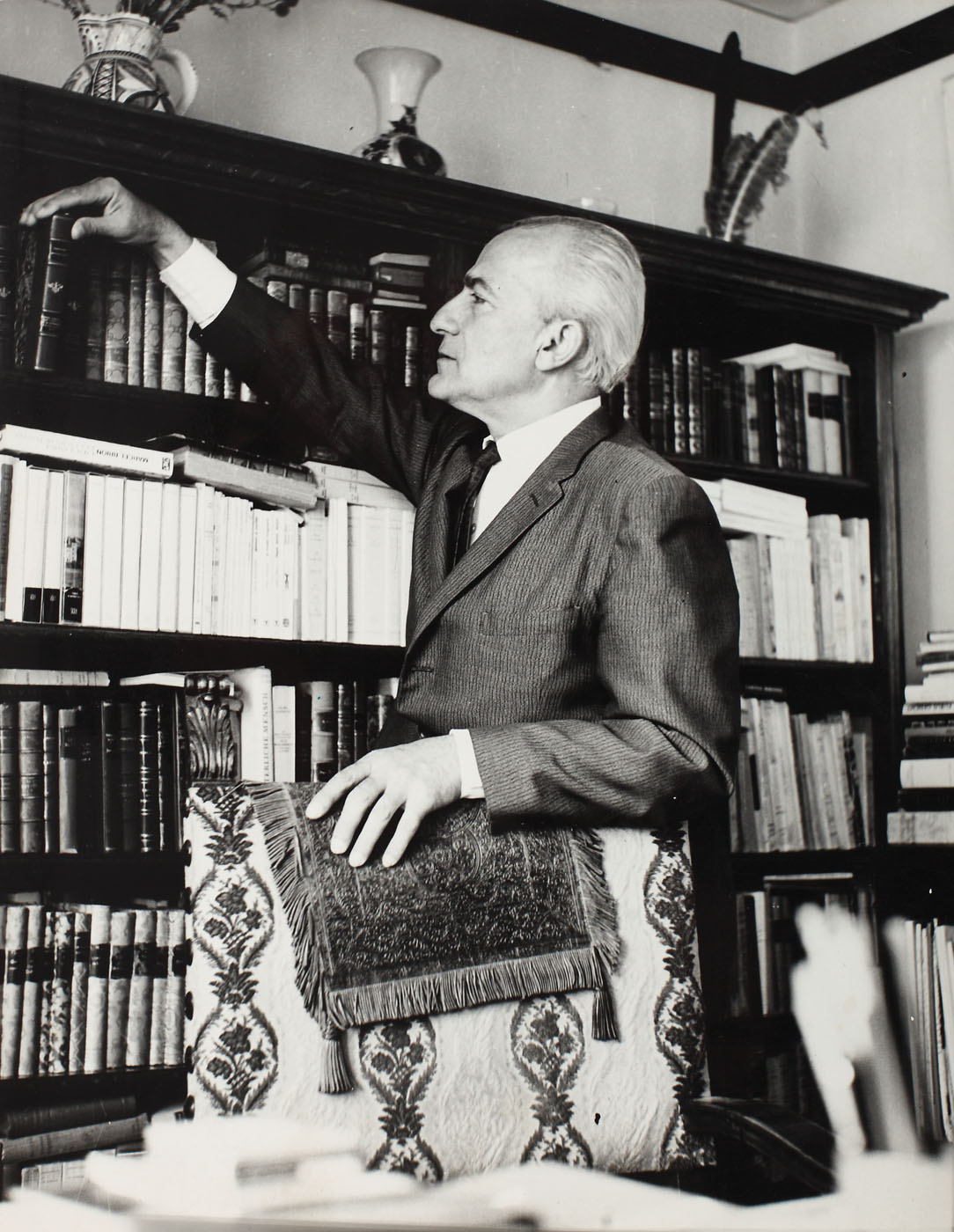 Fotografie reprezentându-l pe Radu Boureanu în bibliotca sa dragă de lucru