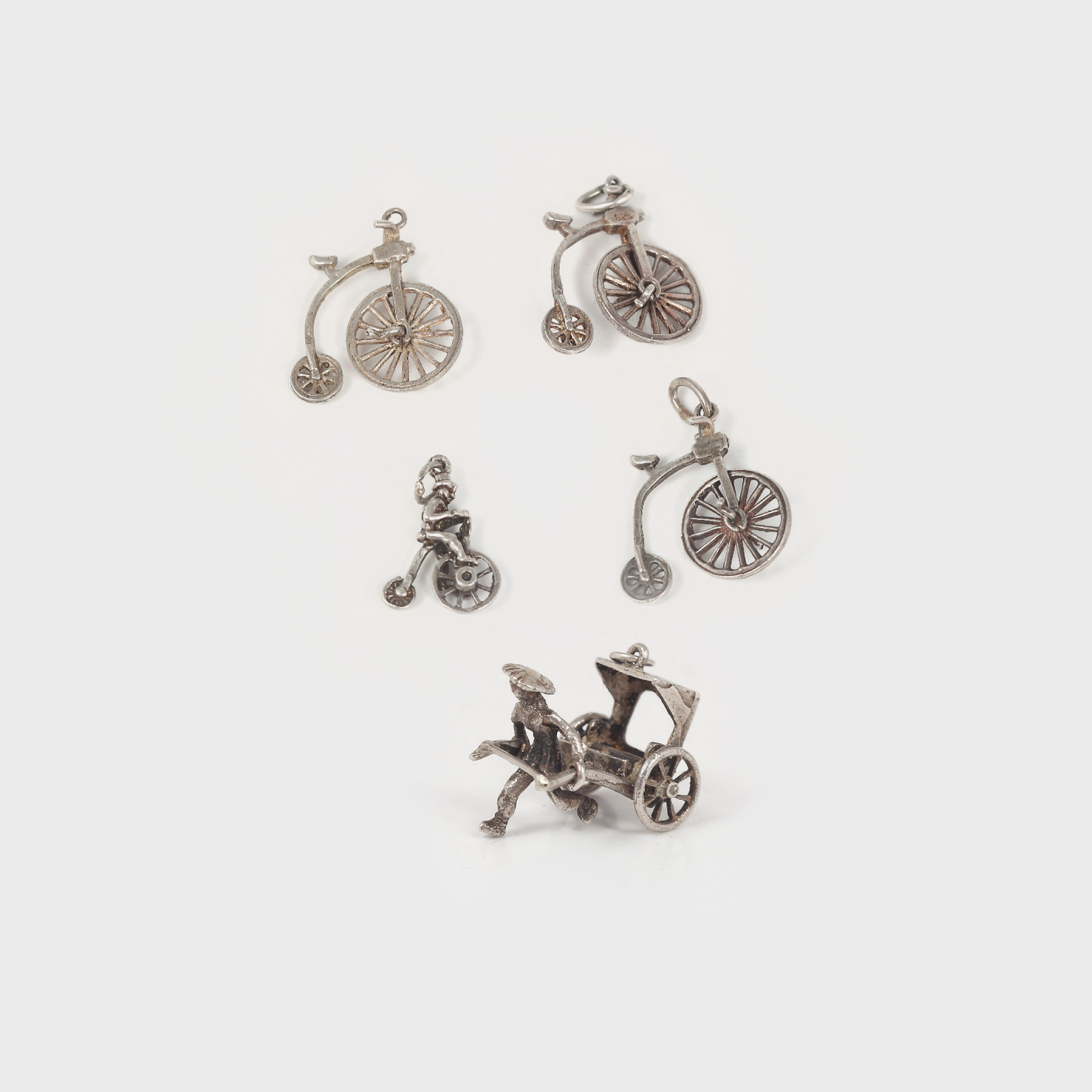 Colecţie de 5 miniaturi din argint, reprezentând biciclete de epocă şi o ricşă 