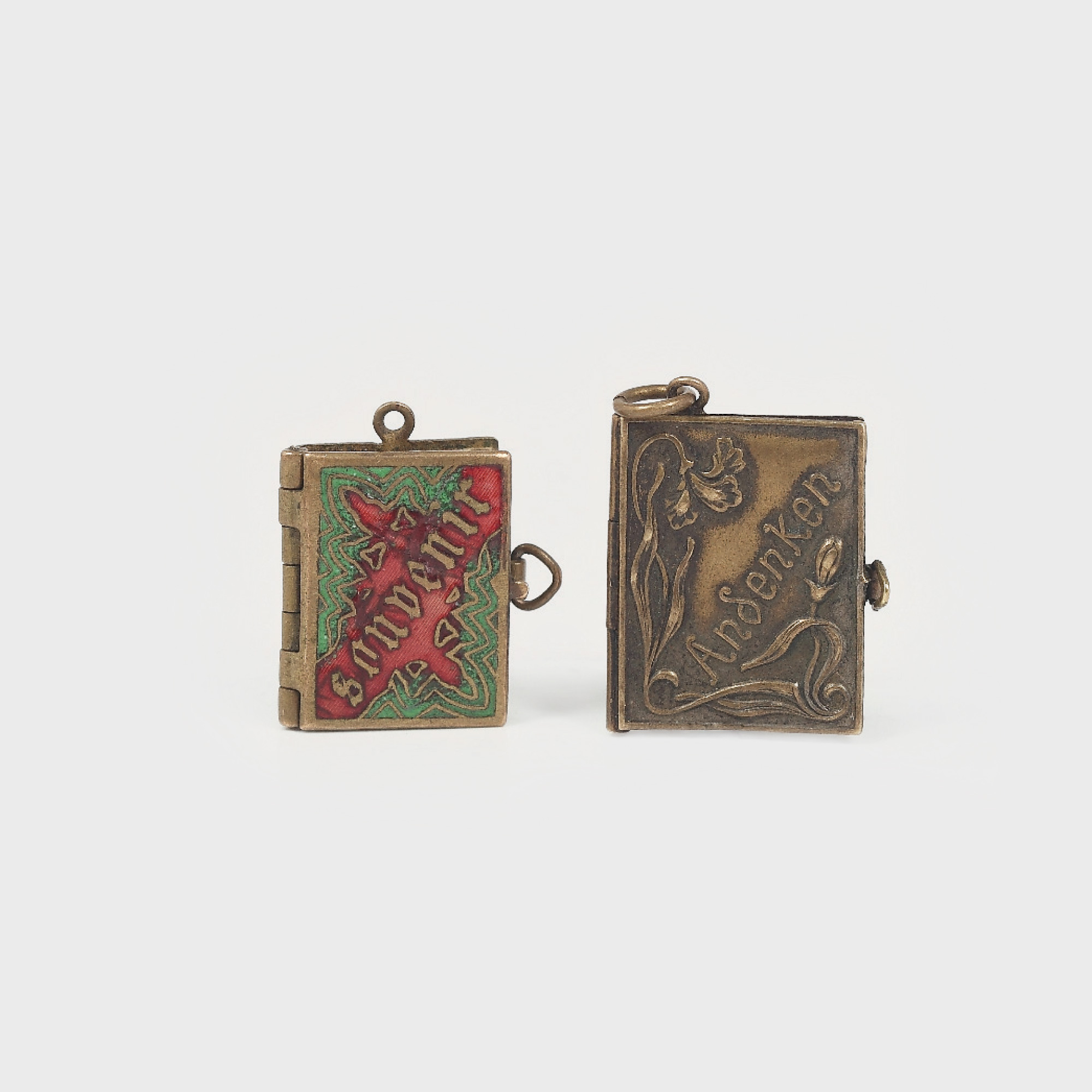 Pandantive-souvenir Art Nouveau, având ilustrate miniaturale cuprinse în interior, începutul sec. XX