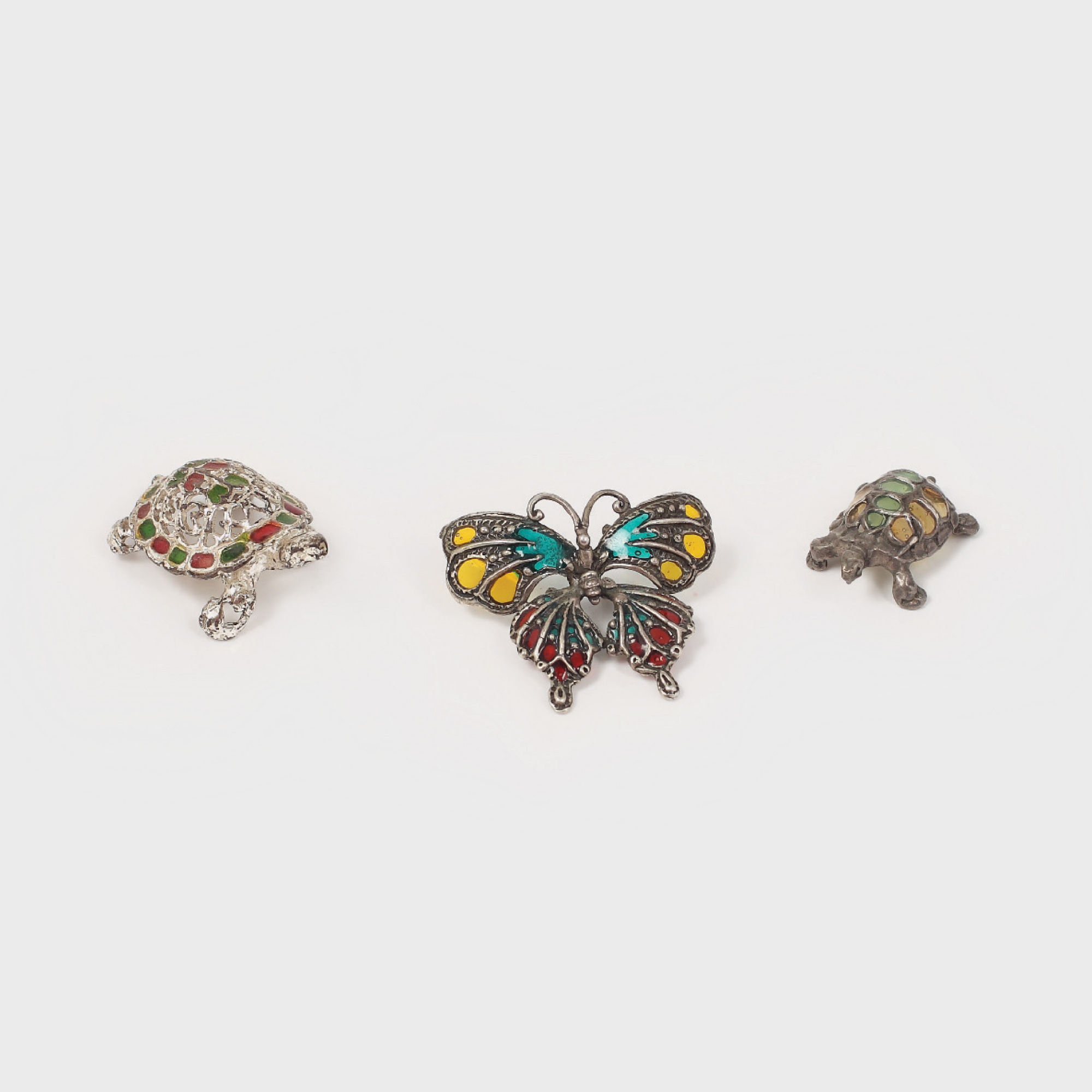 Lot format din două ţestoase şi un fluture miniatural, din argint, cu decor emailat