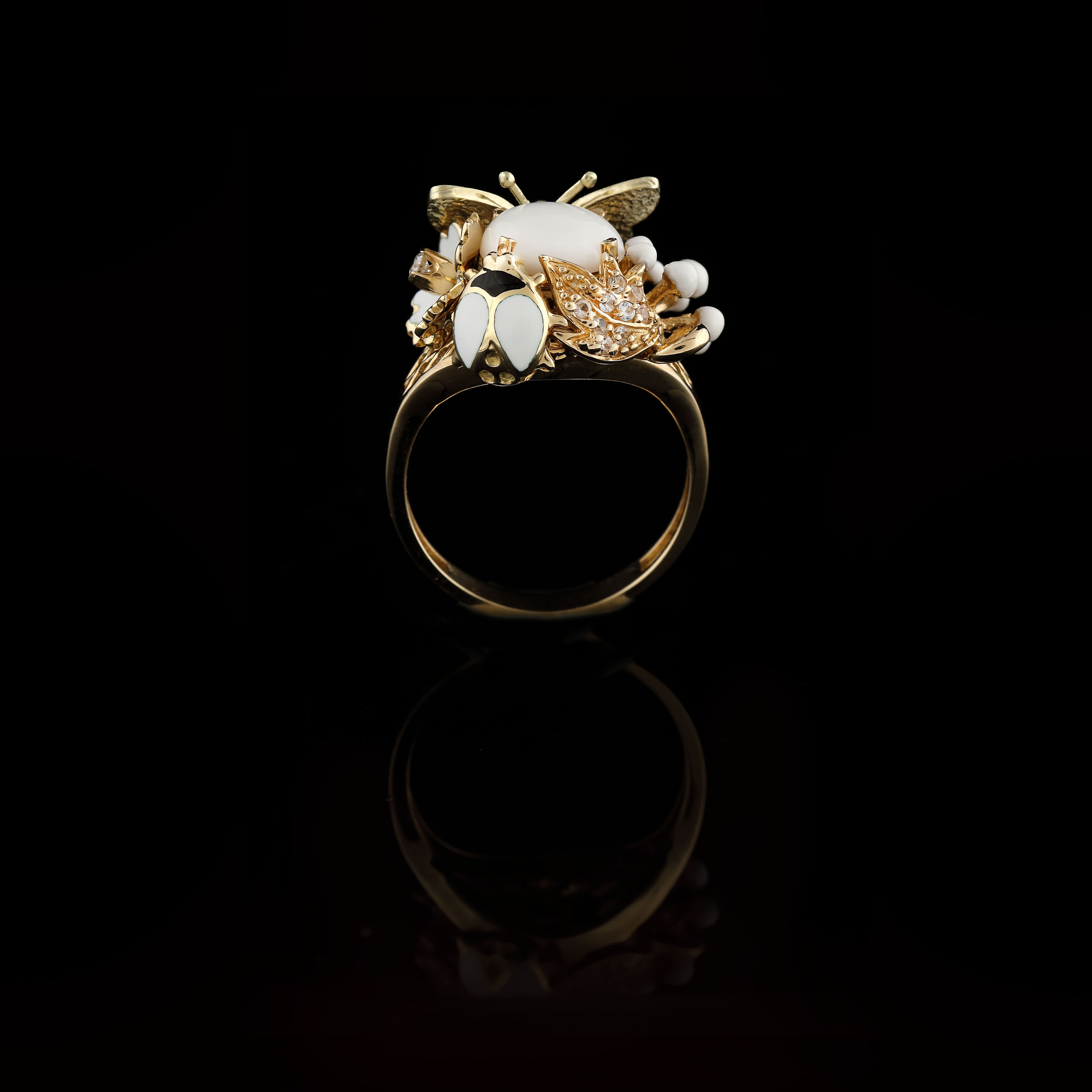 "White Dream" - inel din aur, decorat cu agat alb, diamant, cuarțuri și email