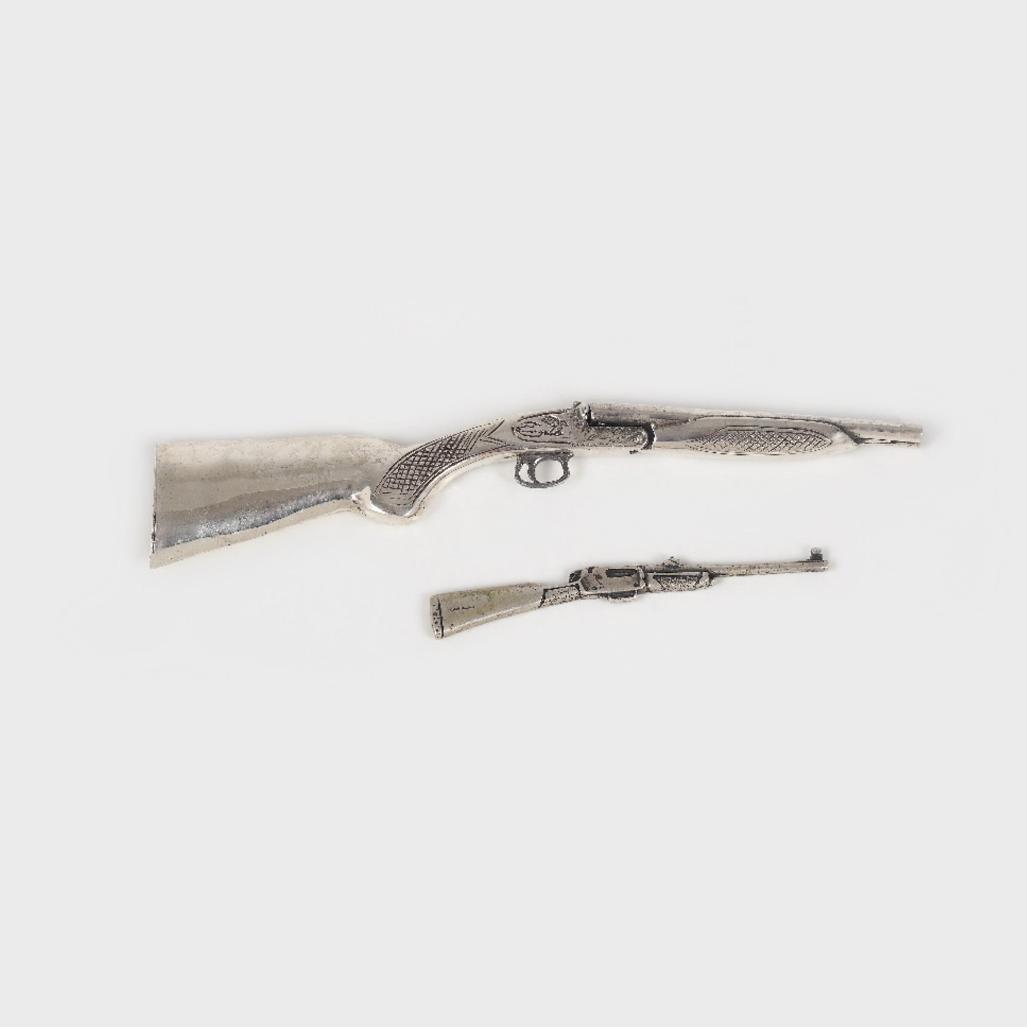 Set miniatural format din două arme de foc, din argint