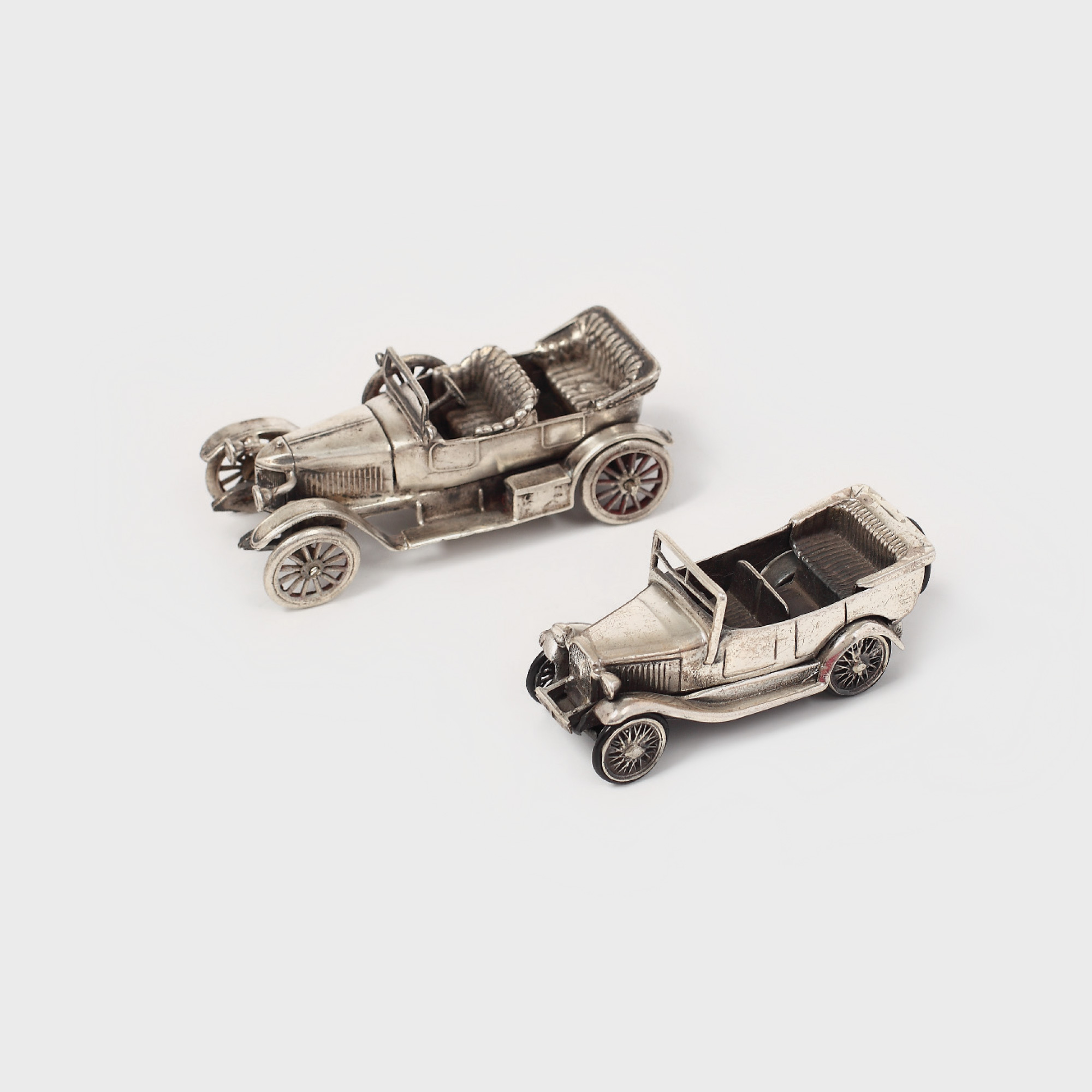 Pereche de automobile miniaturale, din argint, modele Ford