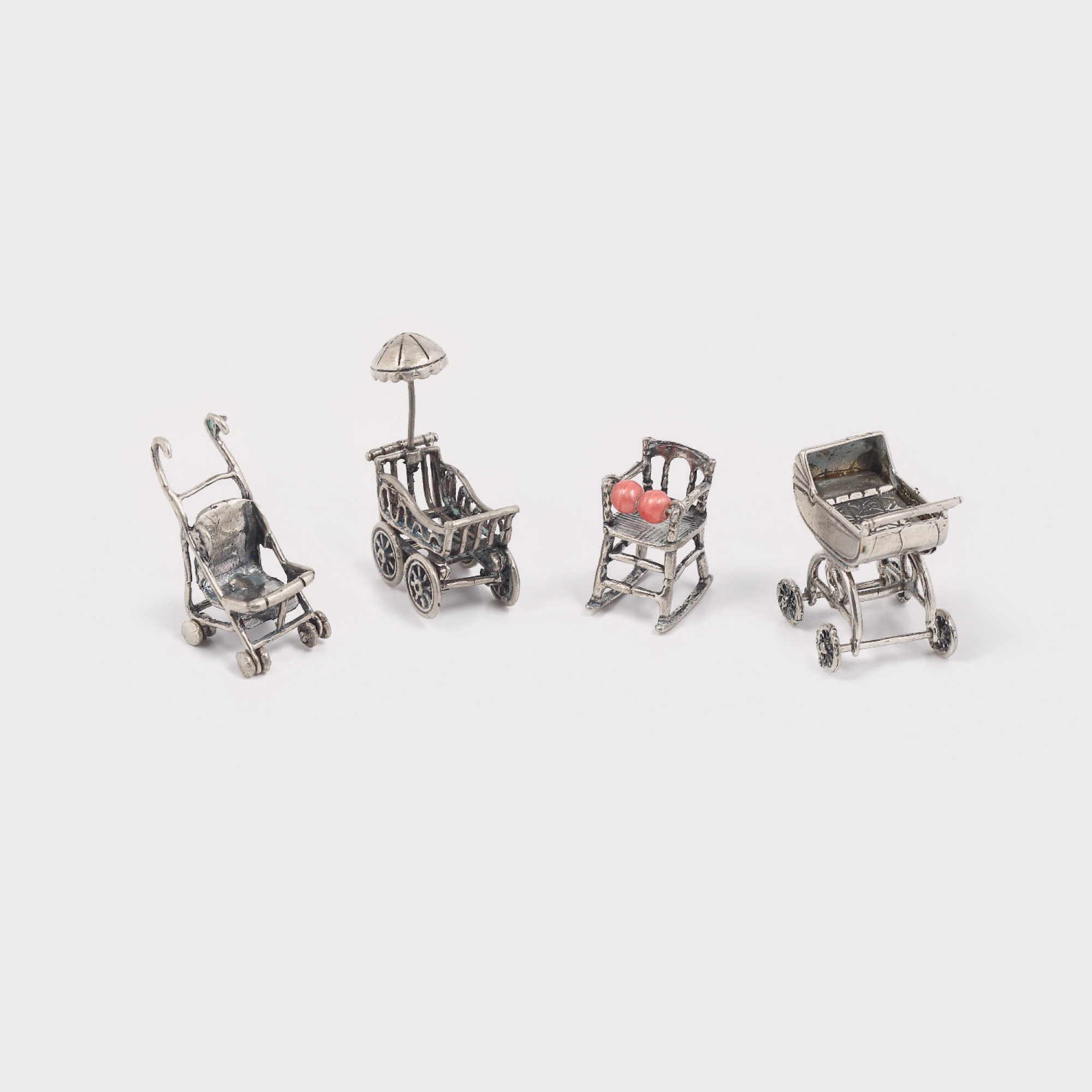 Colecţie de 4 miniaturi din argint, cărucioare pentru copii