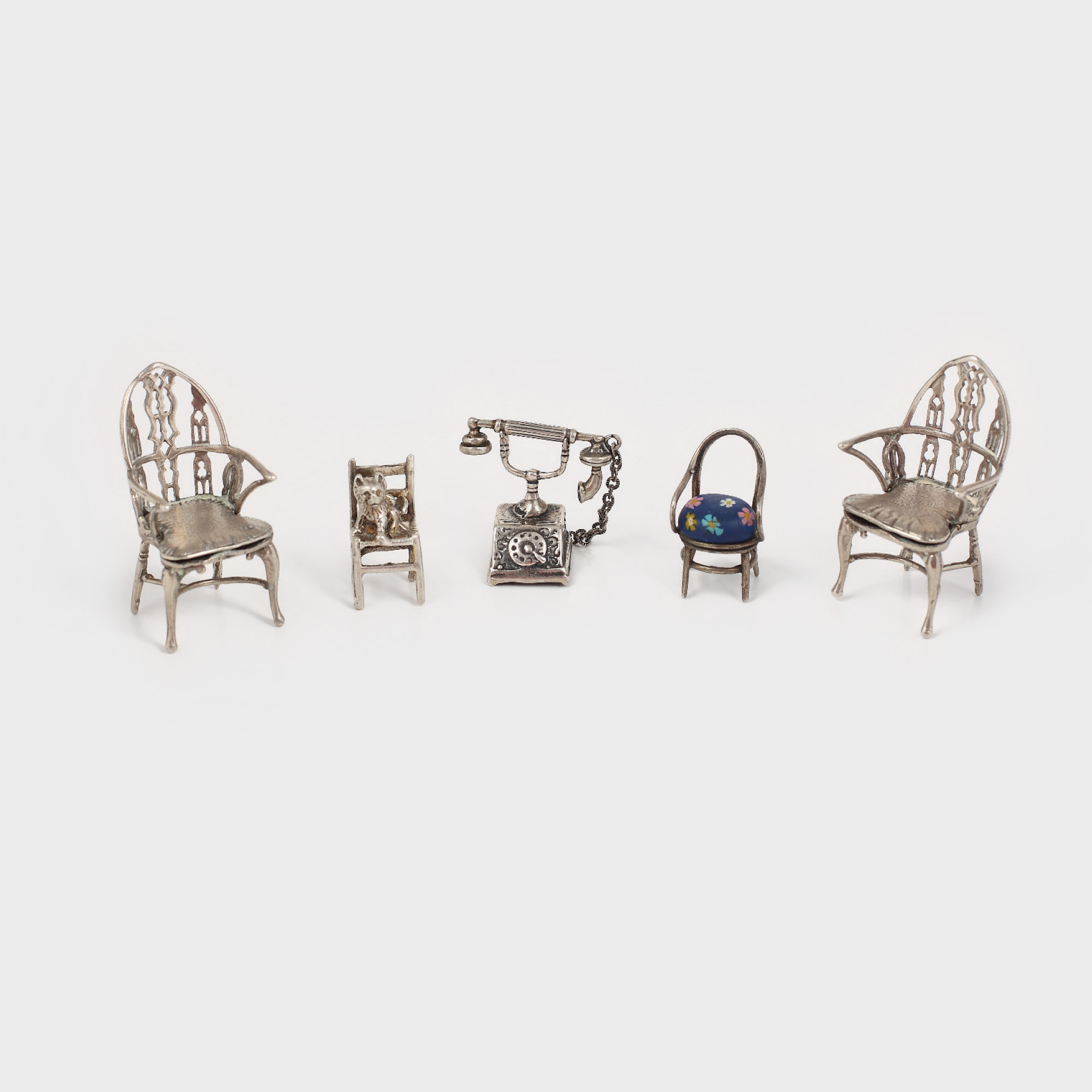Lot format din 5 piese de mobilier miniatural, din argint
