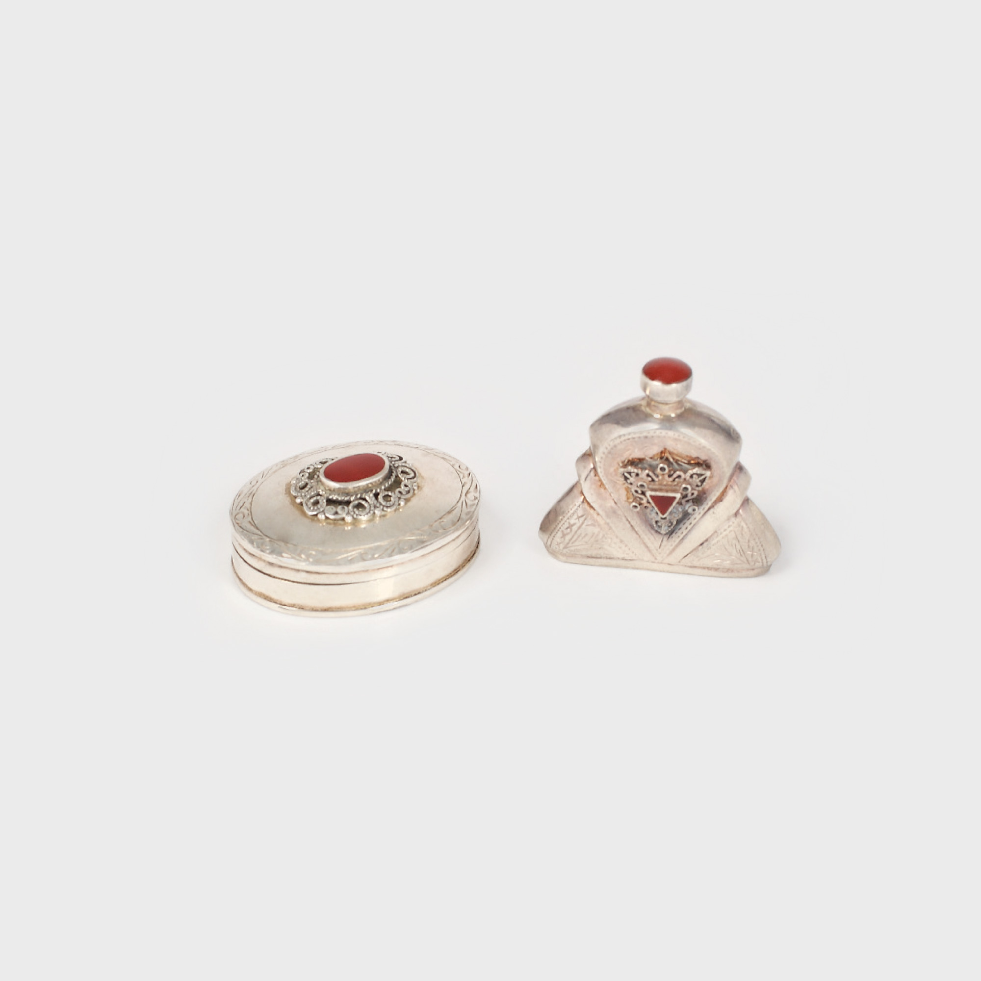 Pereche de miniaturi: cutie și flacon pentru parfum, din argint, cca. 1944-1968
