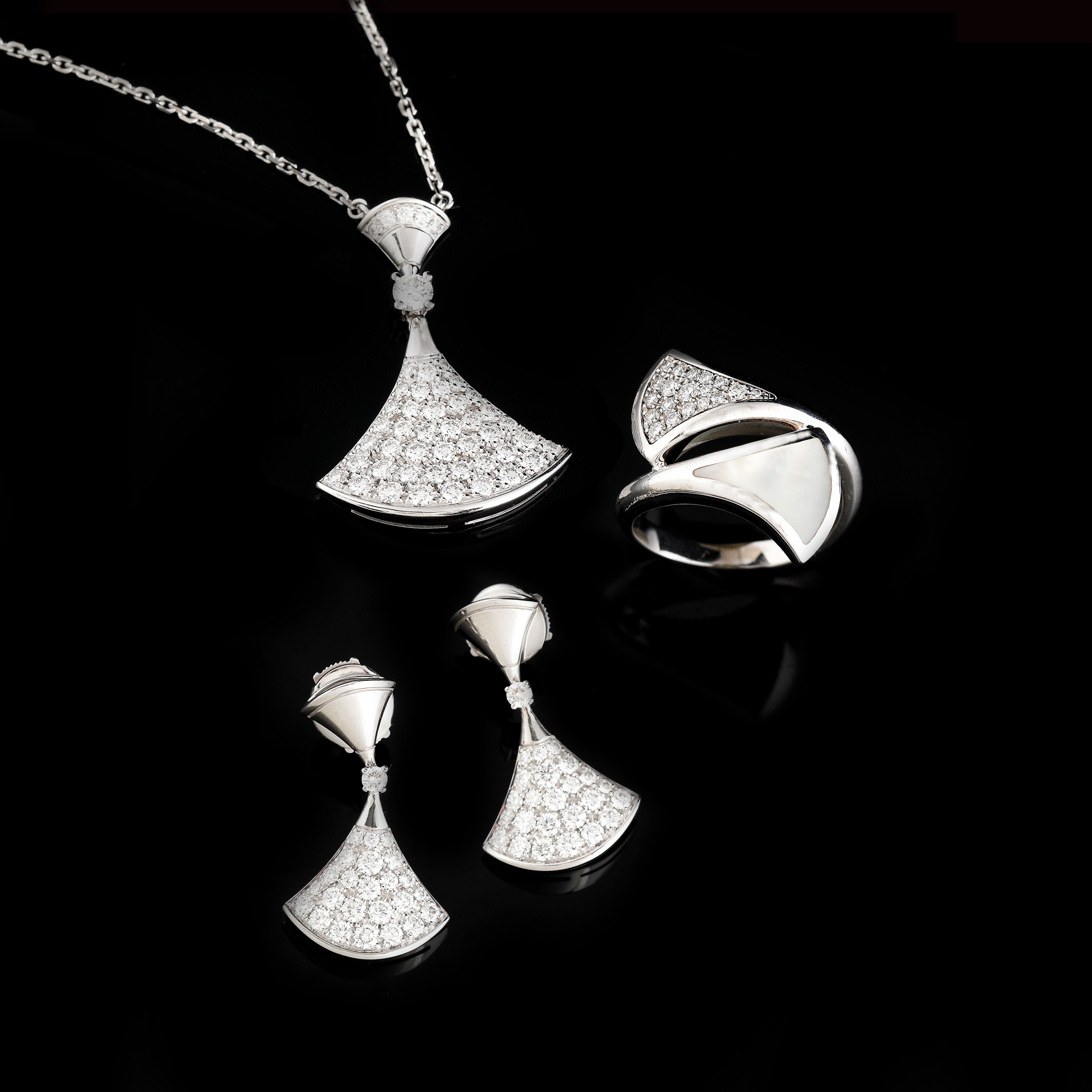 "Diva's Dream" - set Bvlgari din aur alb, ornat cu pavaj de diamante și sidef