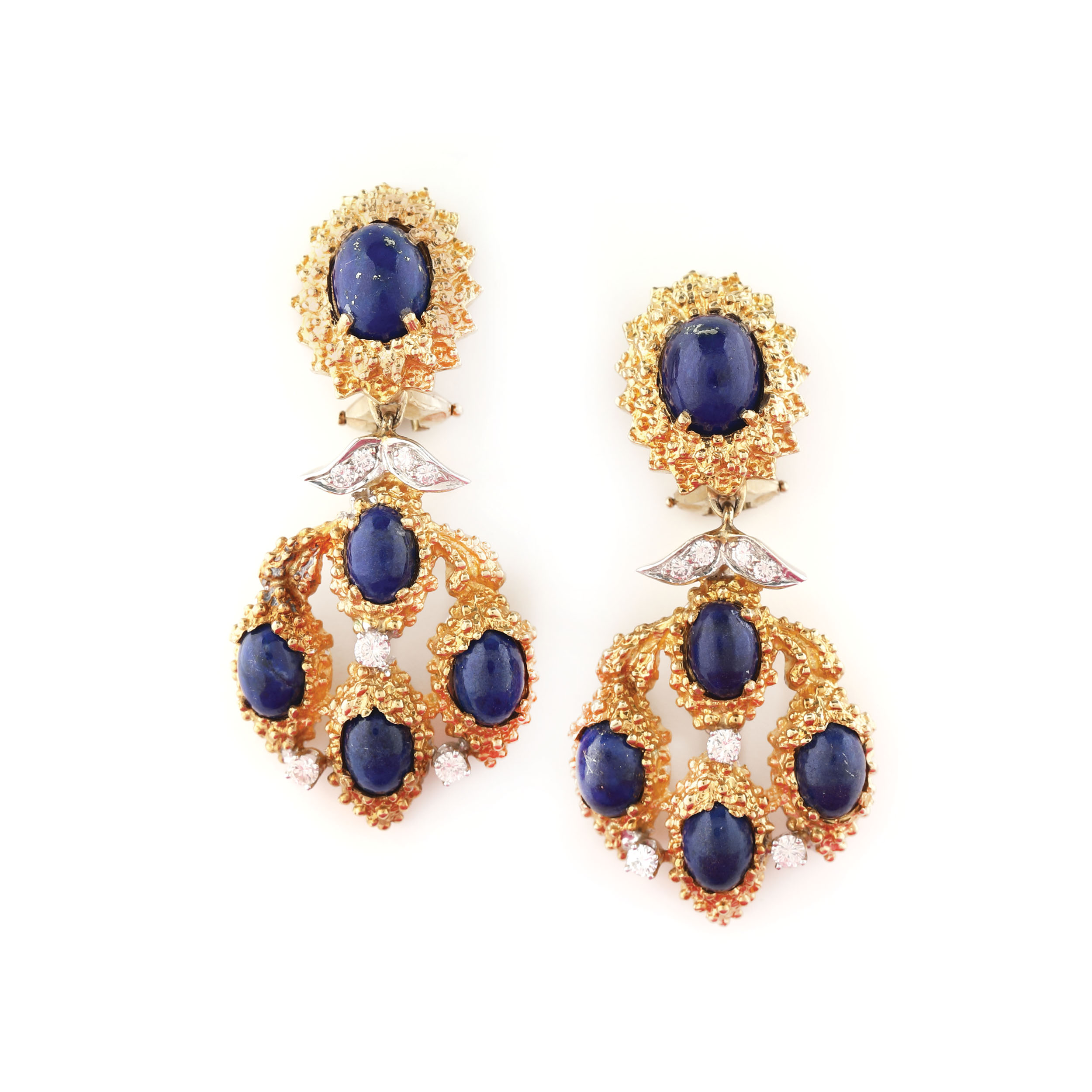 Impresionantă pereche de cercei din aur, decorată cu diamante și caboșoane de Lapis Lazuli