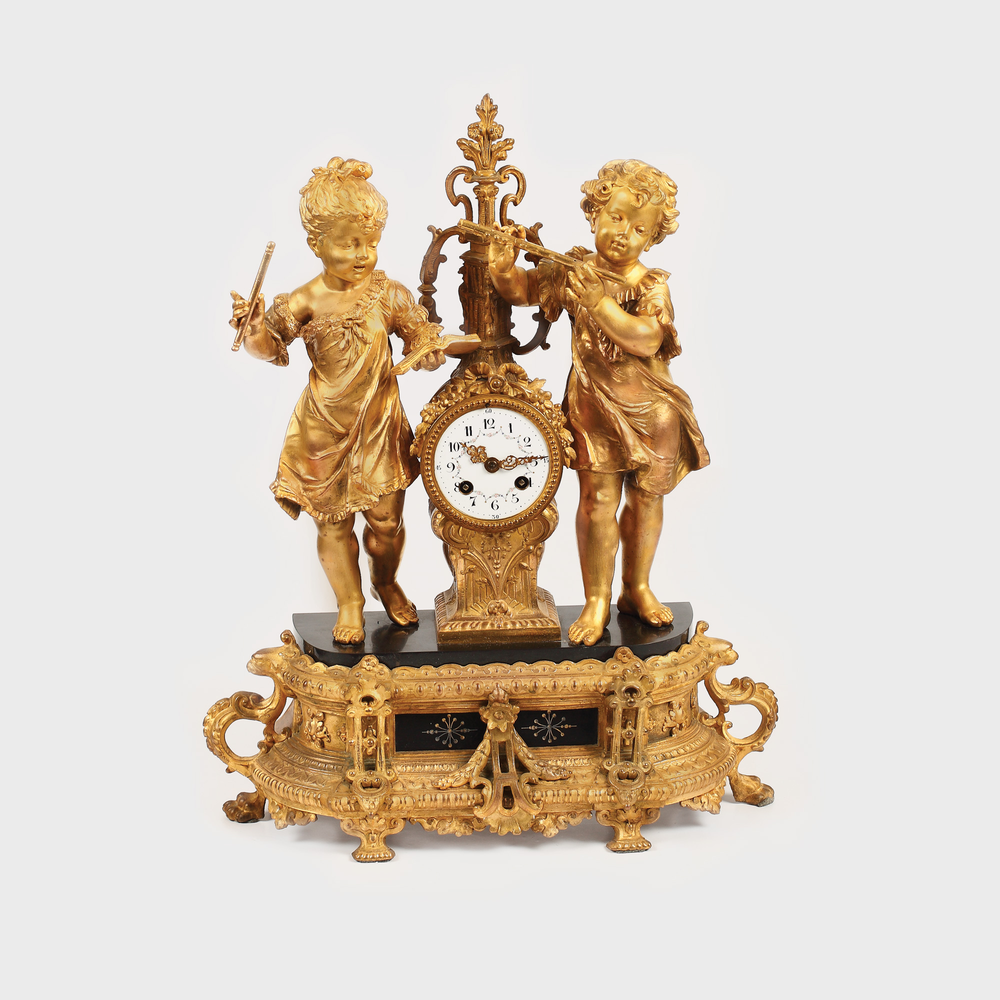 "Copiii muzicanți' - pendulă decorativă purtând semnătura "A.D. Mougin - deux medailles", cca. 1880
